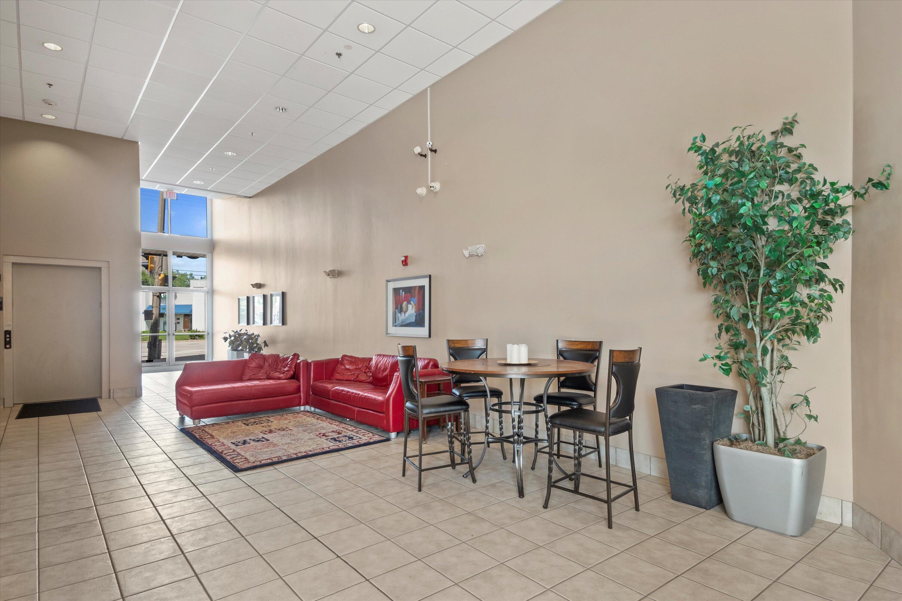 2121 S Kinnickinnic Ave Unit: 120