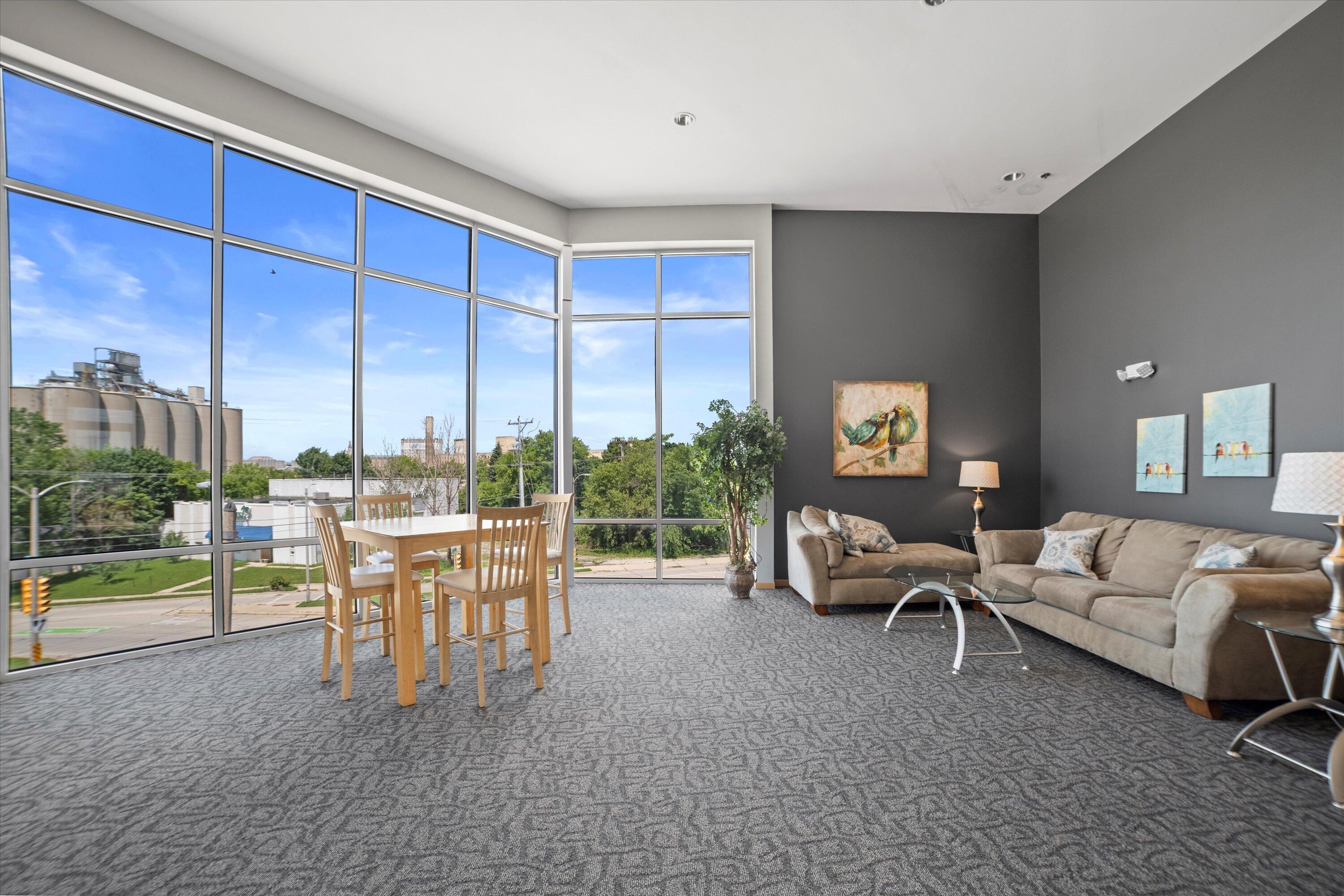 2121 S Kinnickinnic Ave Unit: 120