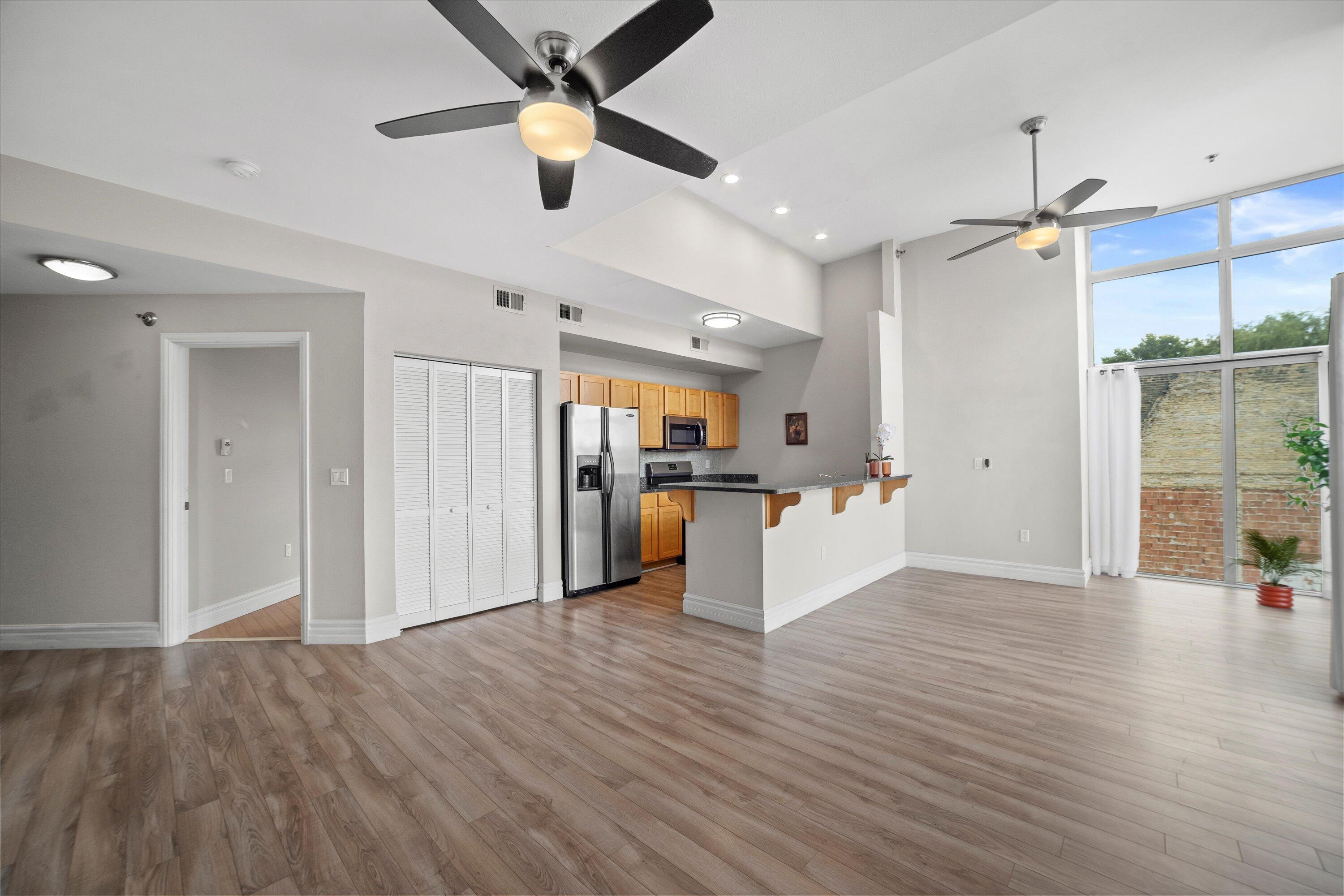 2121 S Kinnickinnic Ave Unit: 120