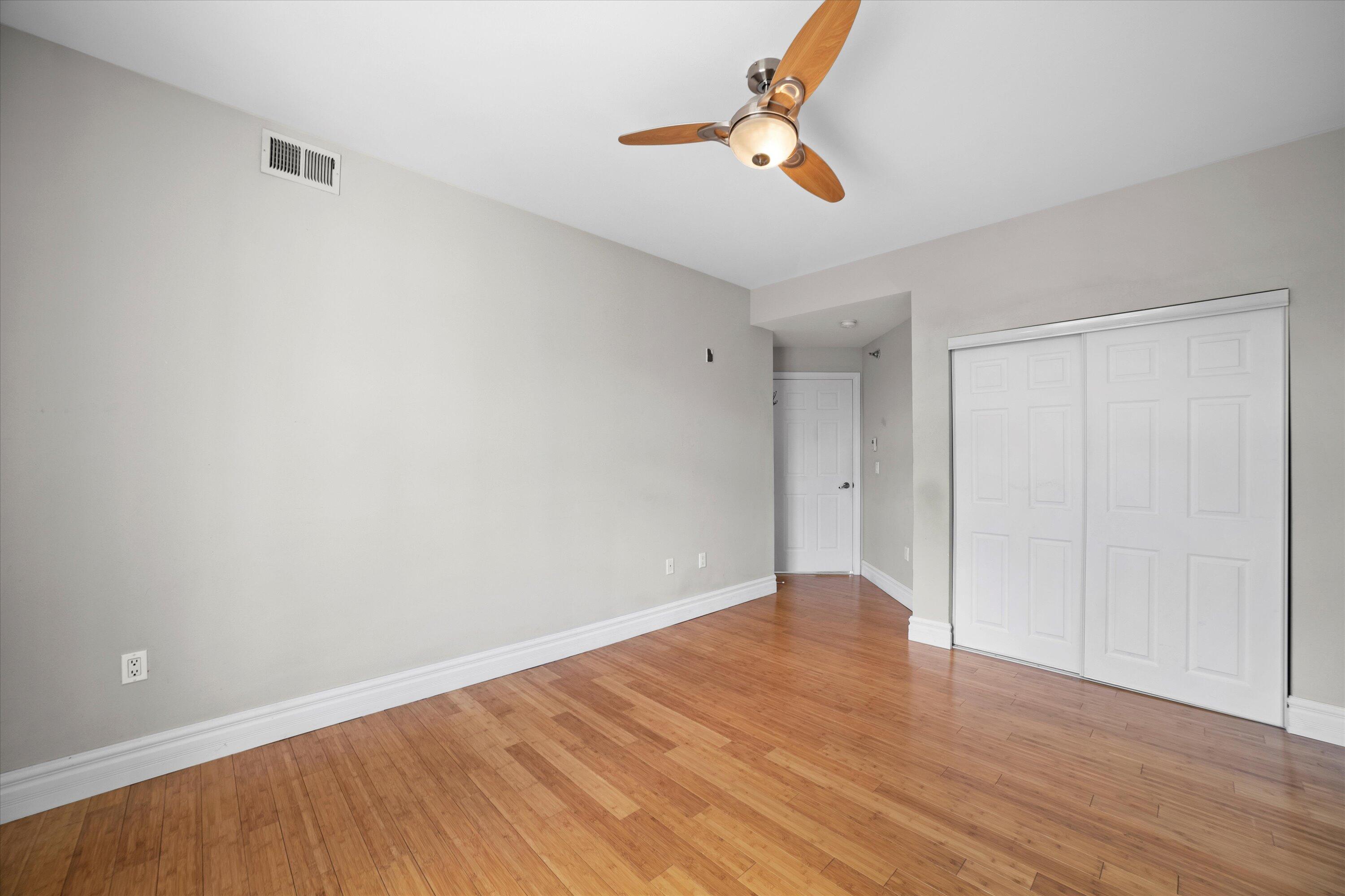 2121 S Kinnickinnic Ave Unit: 120