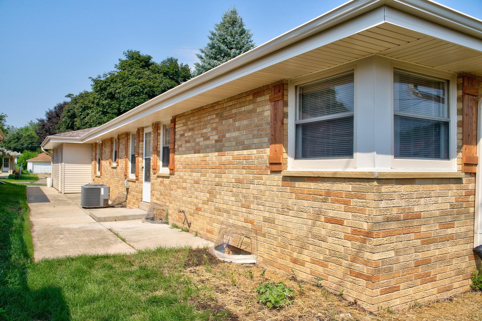 8122 W Potomac Ave