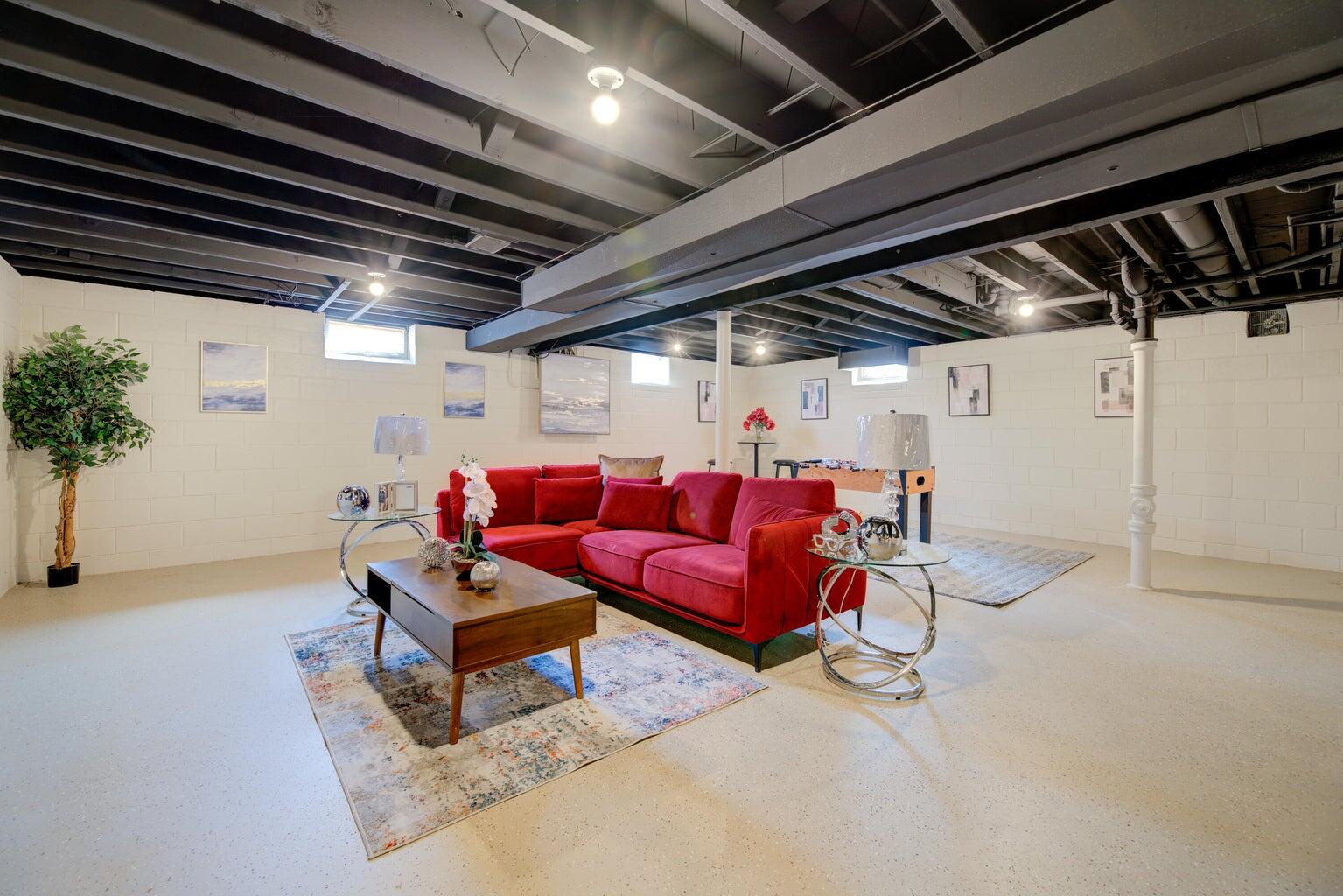 8122 W Potomac Ave