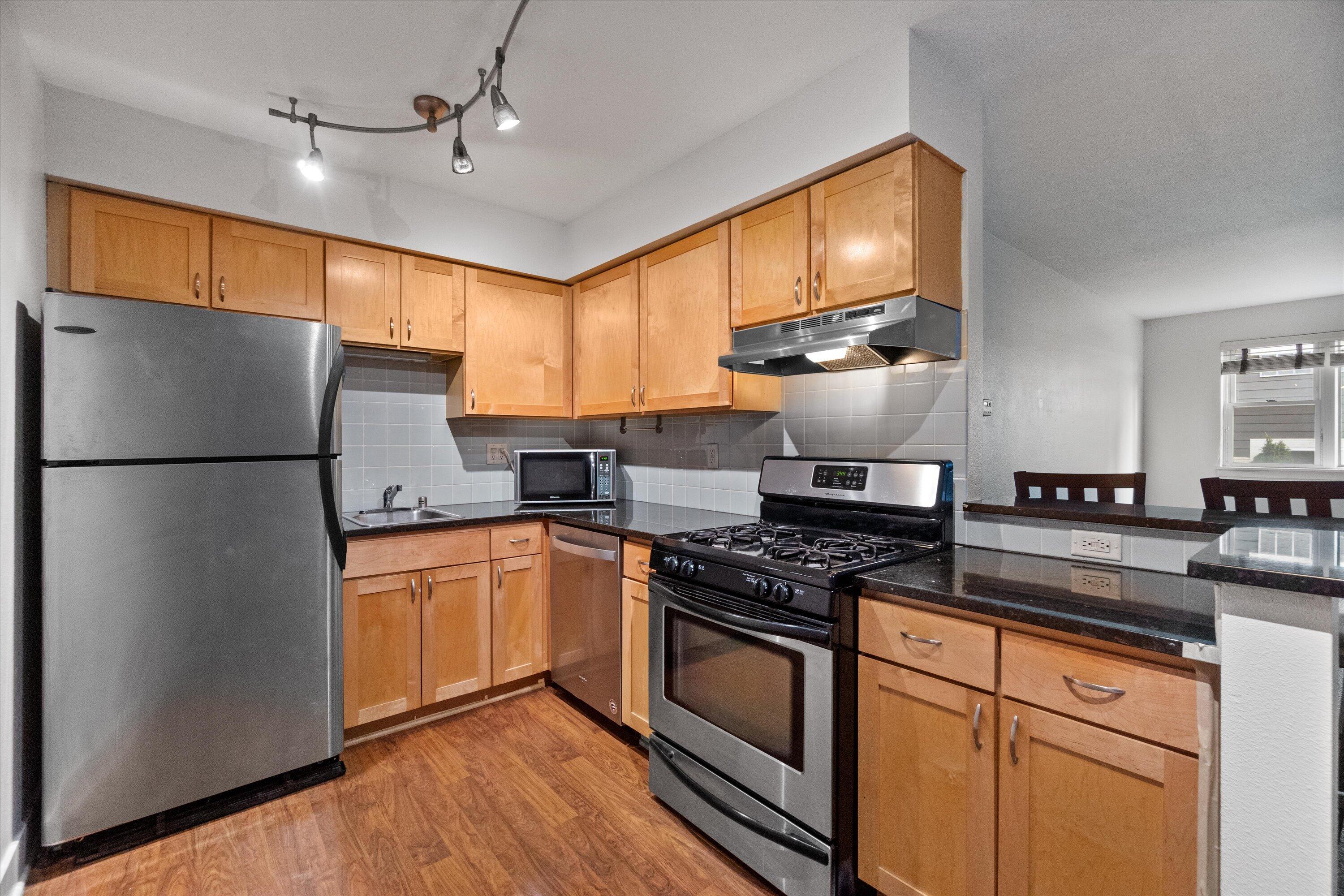 2121 N Cambridge Ave Unit: 103