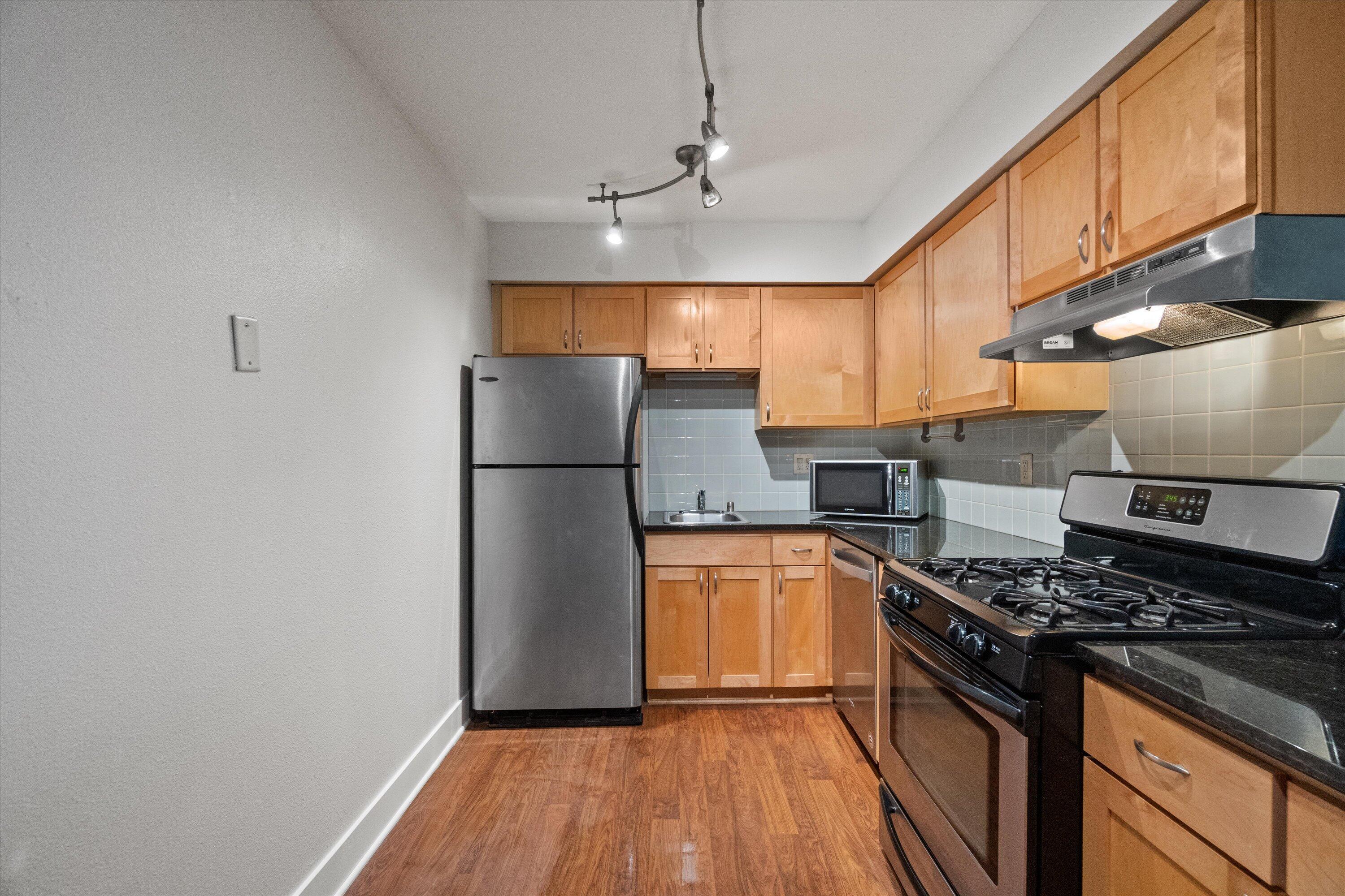 2121 N Cambridge Ave Unit: 103