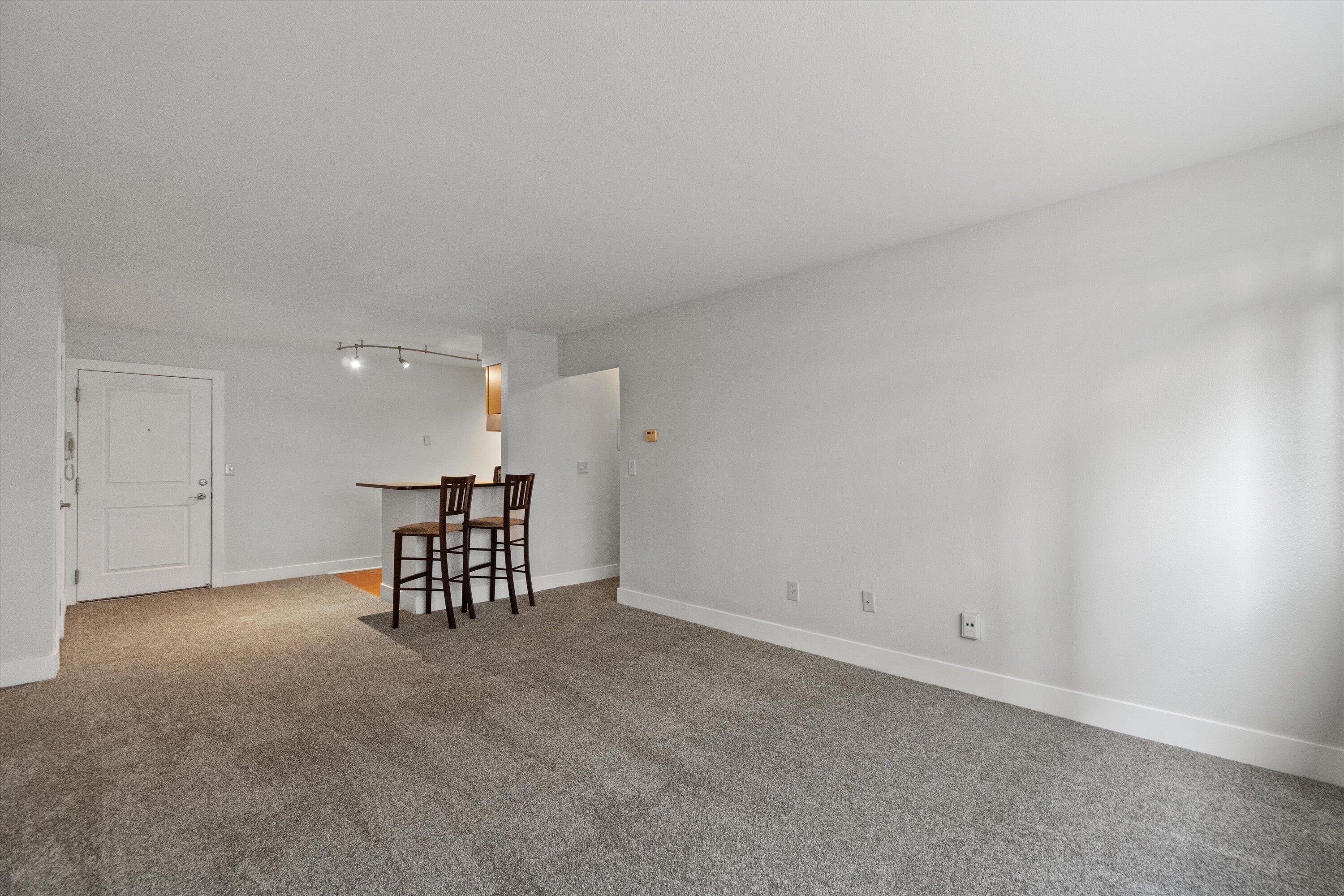 2121 N Cambridge Ave Unit: 103