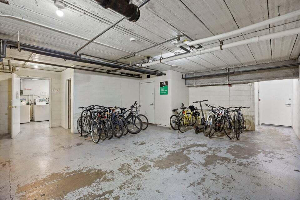 2121 N Cambridge Ave Unit: 103
