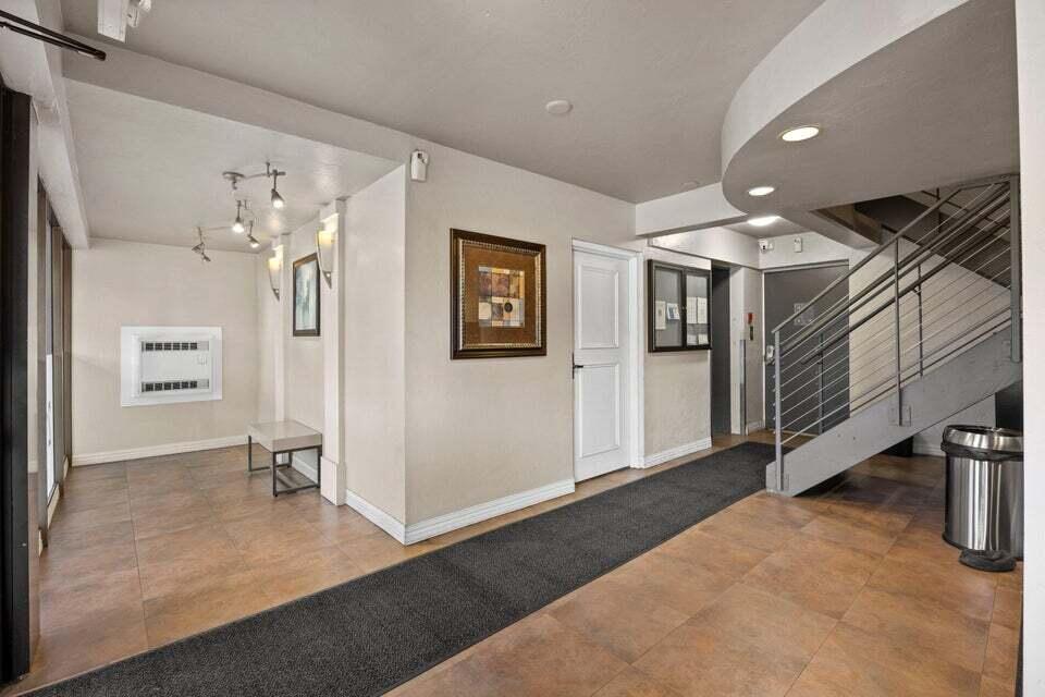 2121 N Cambridge Ave Unit: 103
