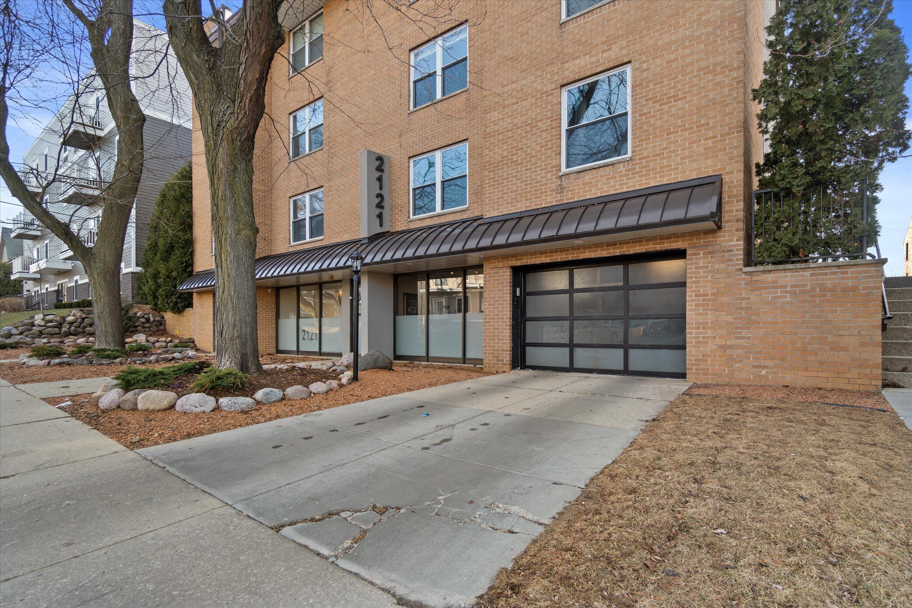 2121 N Cambridge Ave Unit: 103