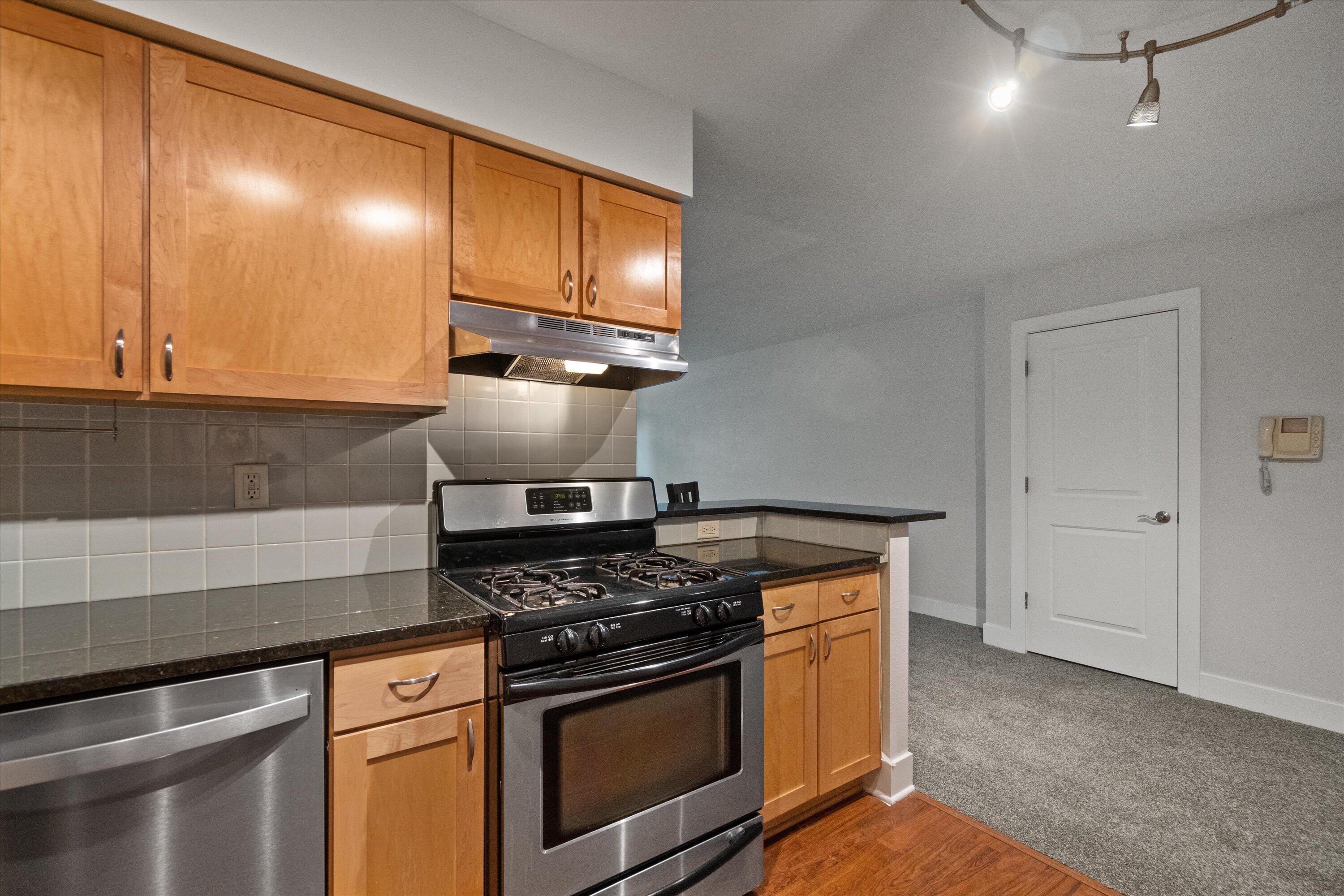 2121 N Cambridge Ave Unit: 103