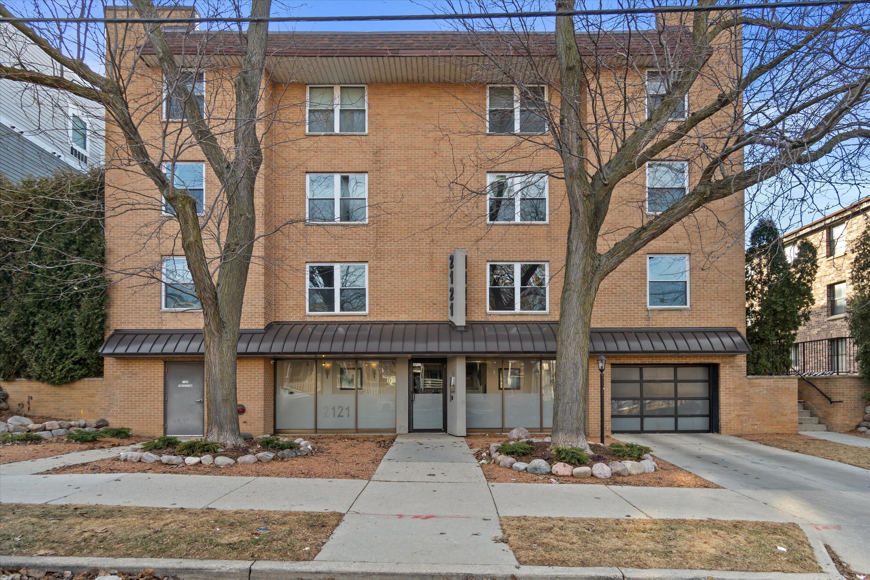 2121 N Cambridge Ave Unit: 103