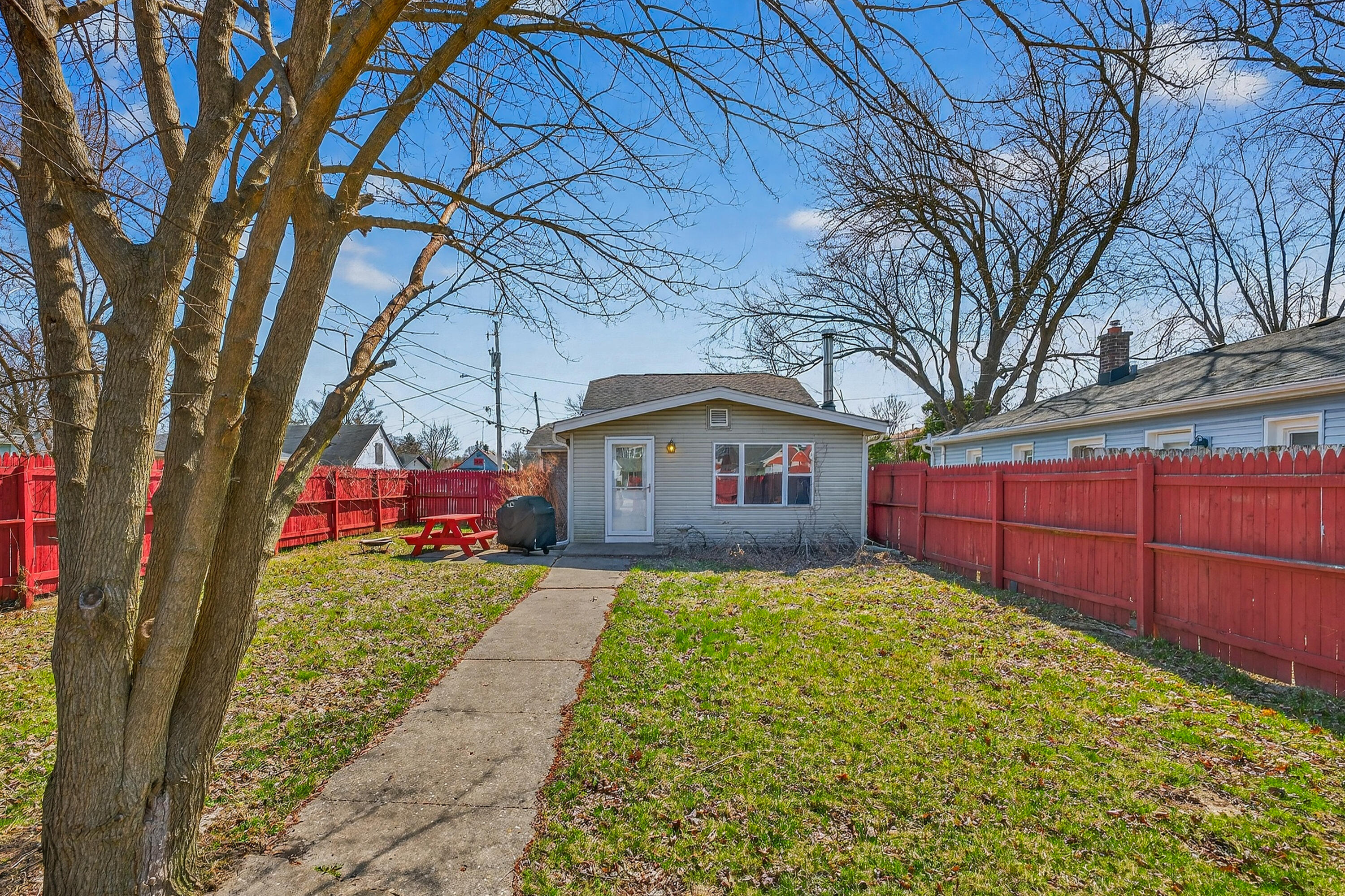 313 W Roberta Ave