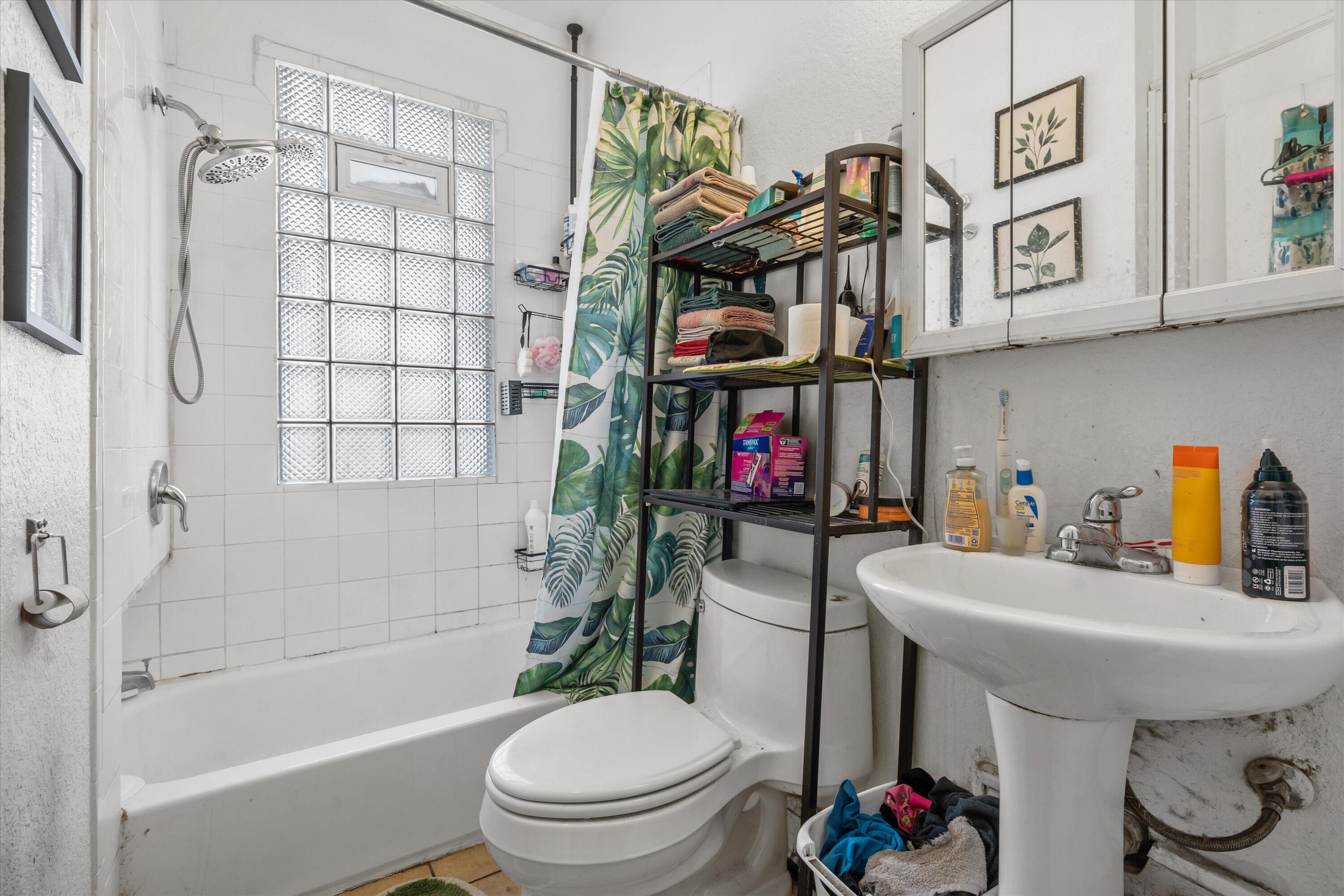 518 E Lloyd St Unit: 520