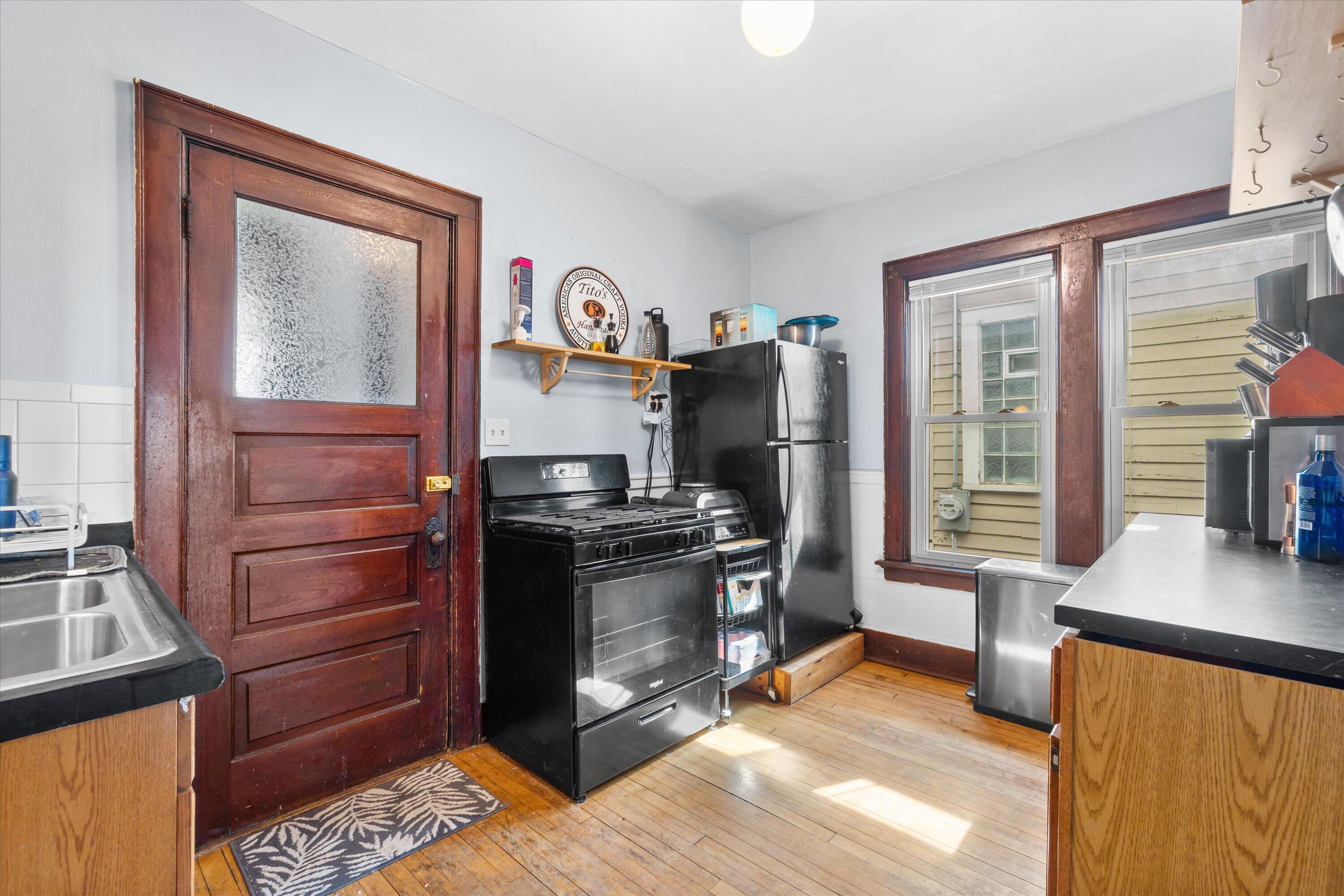 2116 N Oakland Ave Unit: 2118