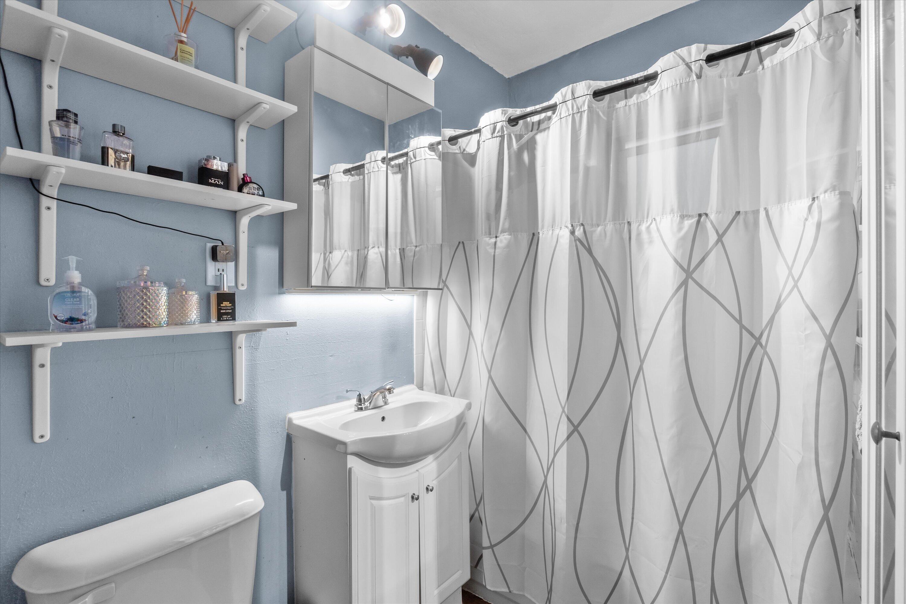 2116 N Oakland Ave Unit: 2118