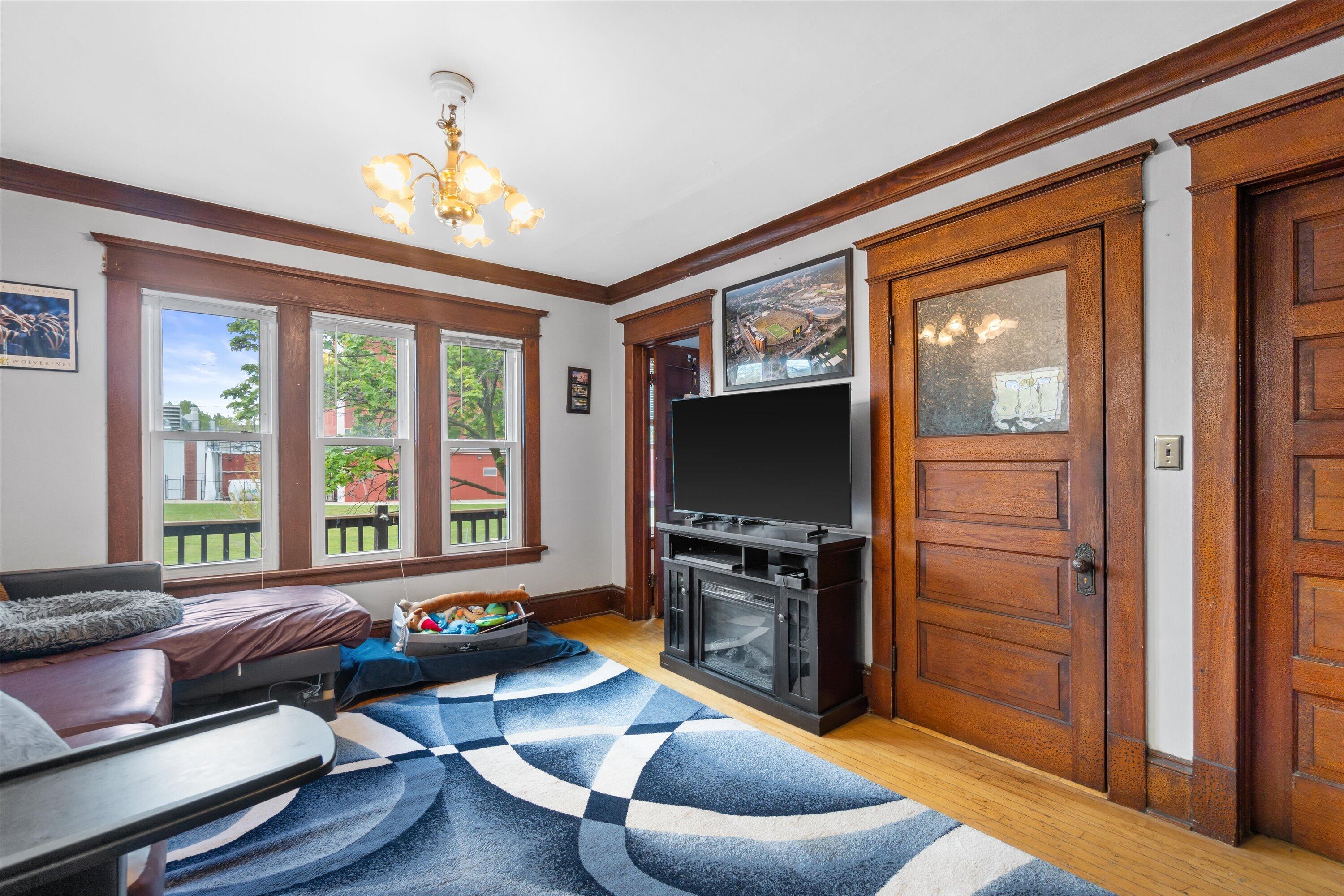 2116 N Oakland Ave Unit: 2118