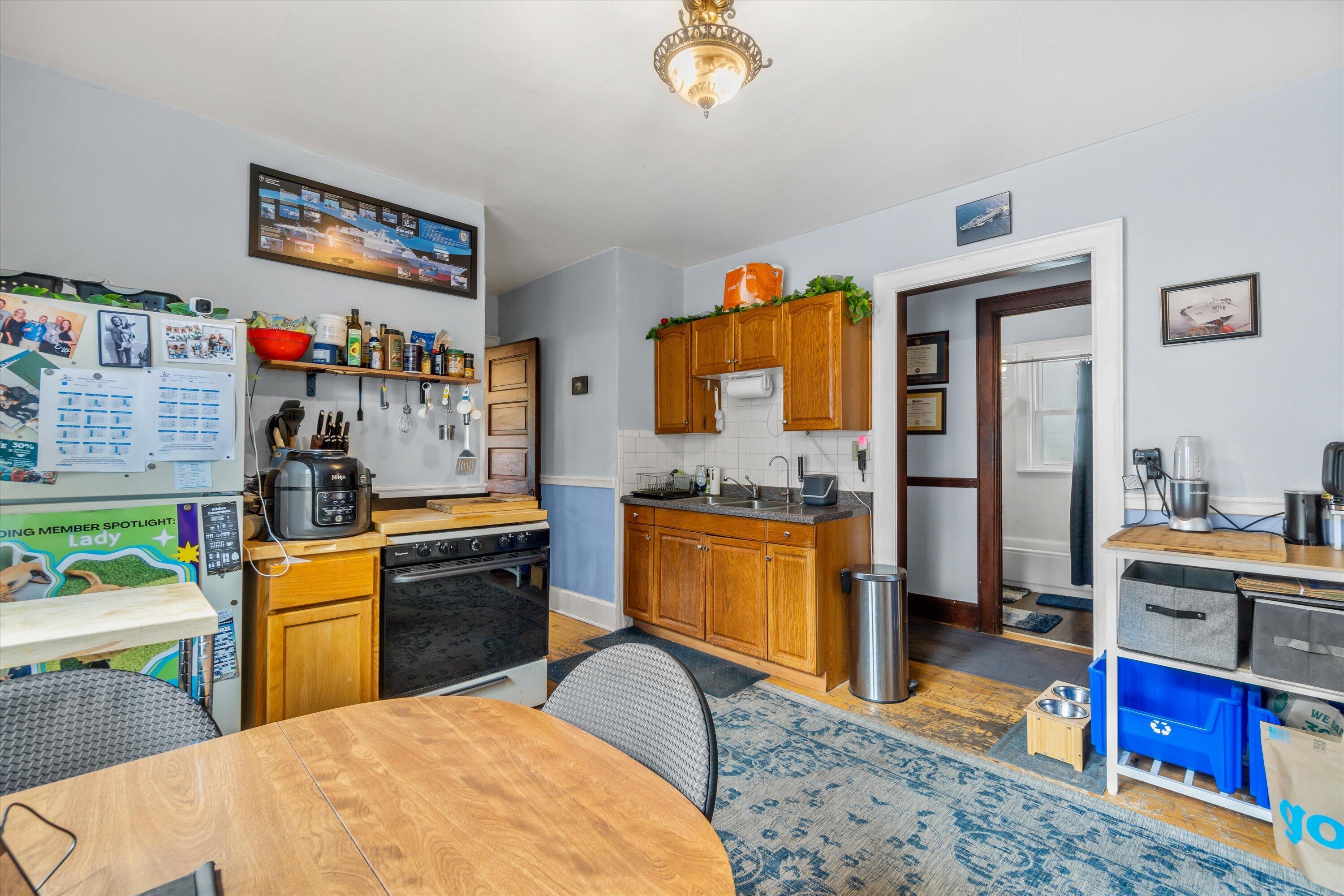 2116 N Oakland Ave Unit: 2118