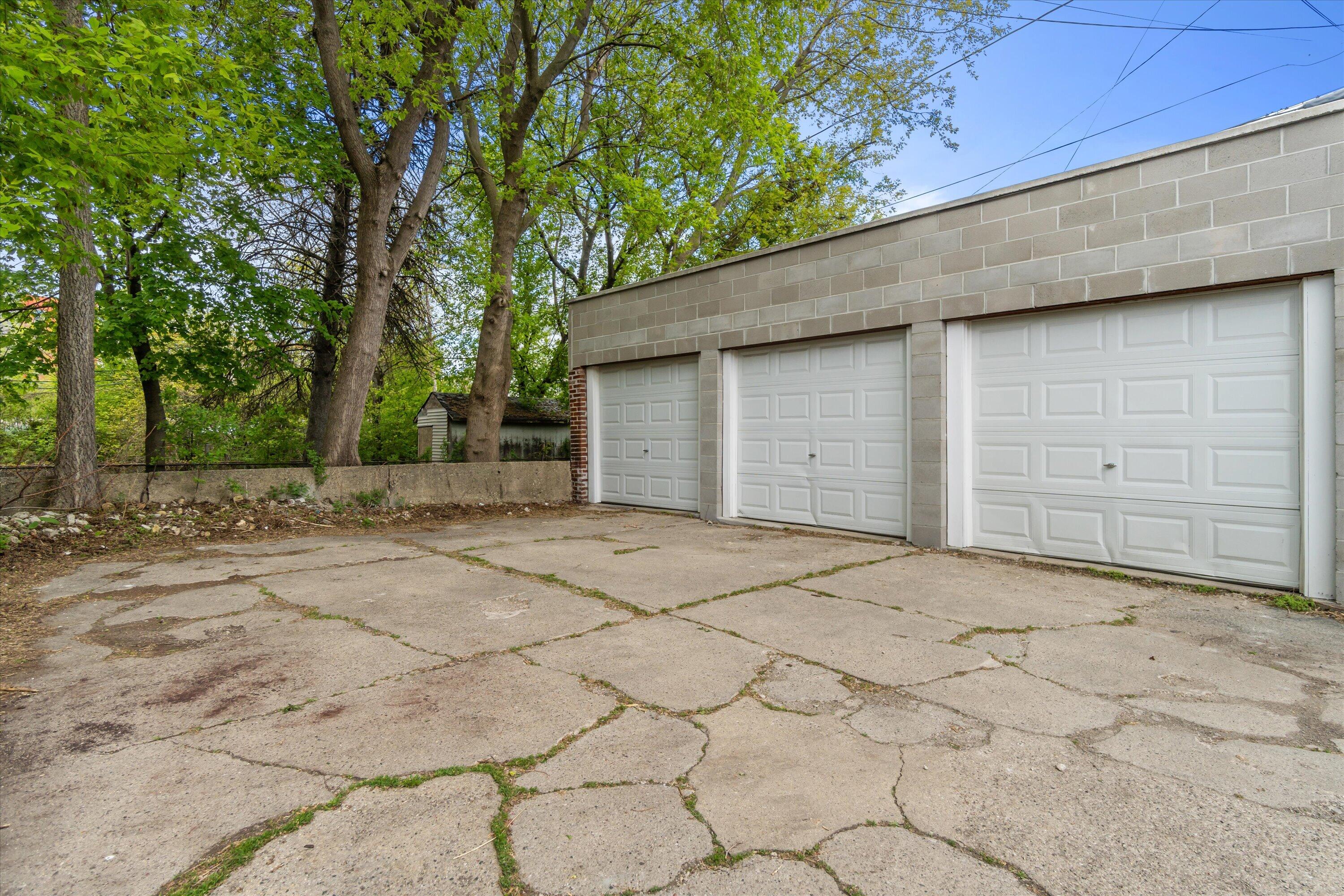 2116 N Oakland Ave Unit: 2118