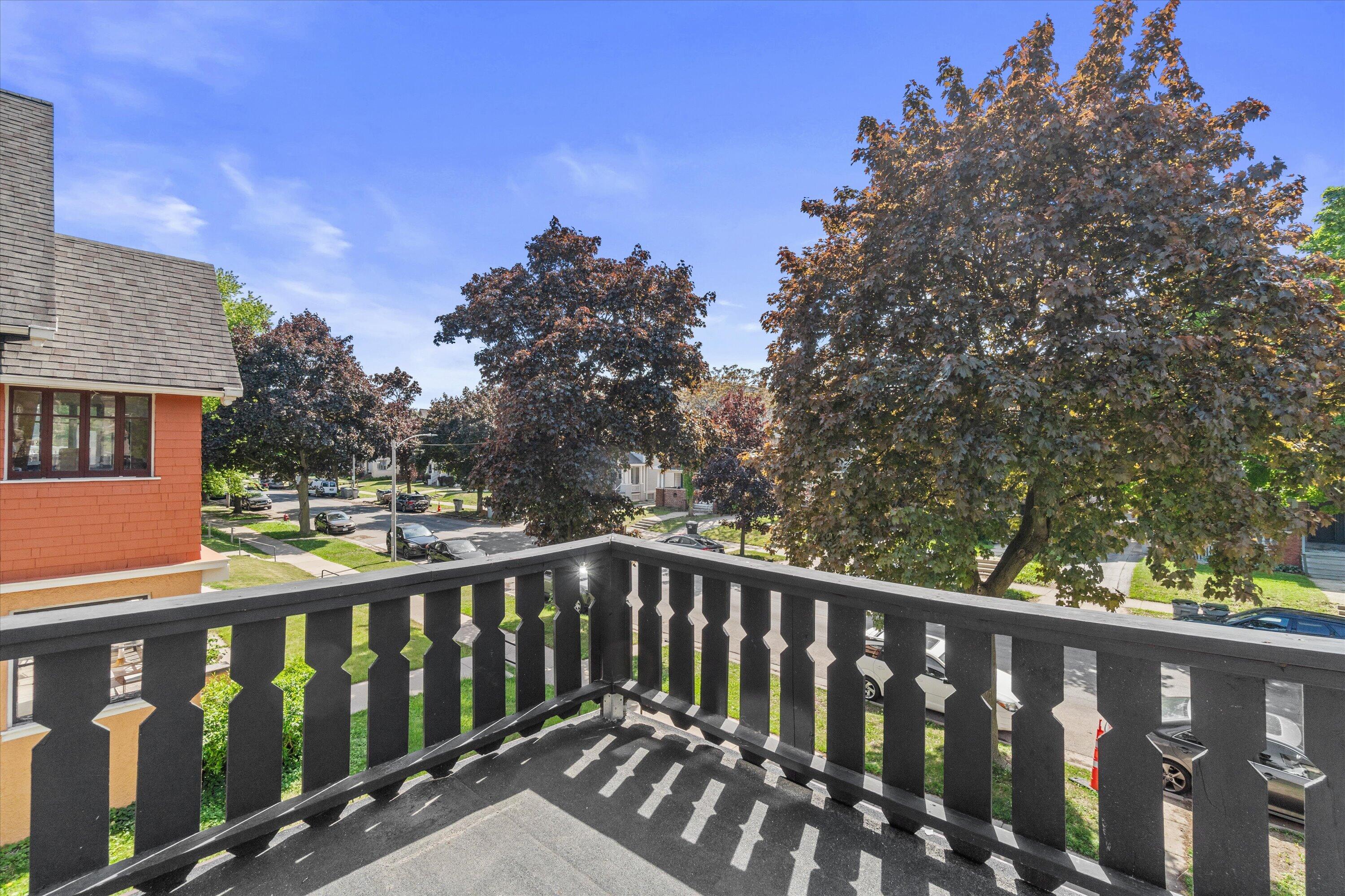 2960 N Maryland Ave Unit: 2962