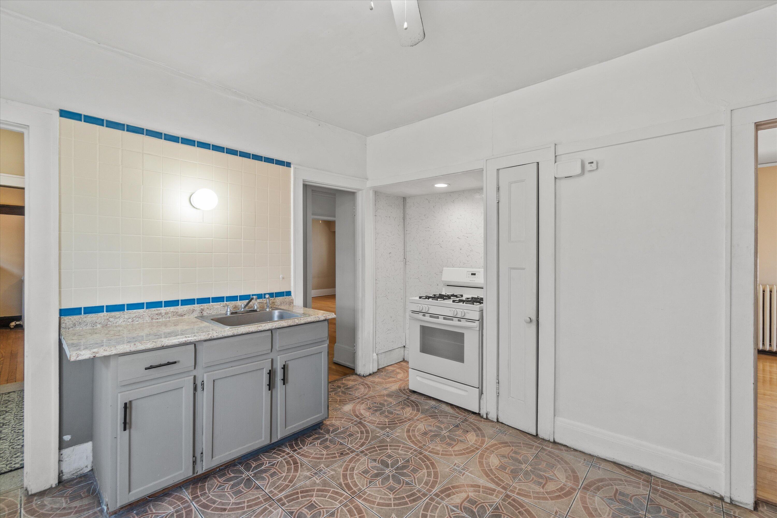 2960 N Maryland Ave Unit: 2962