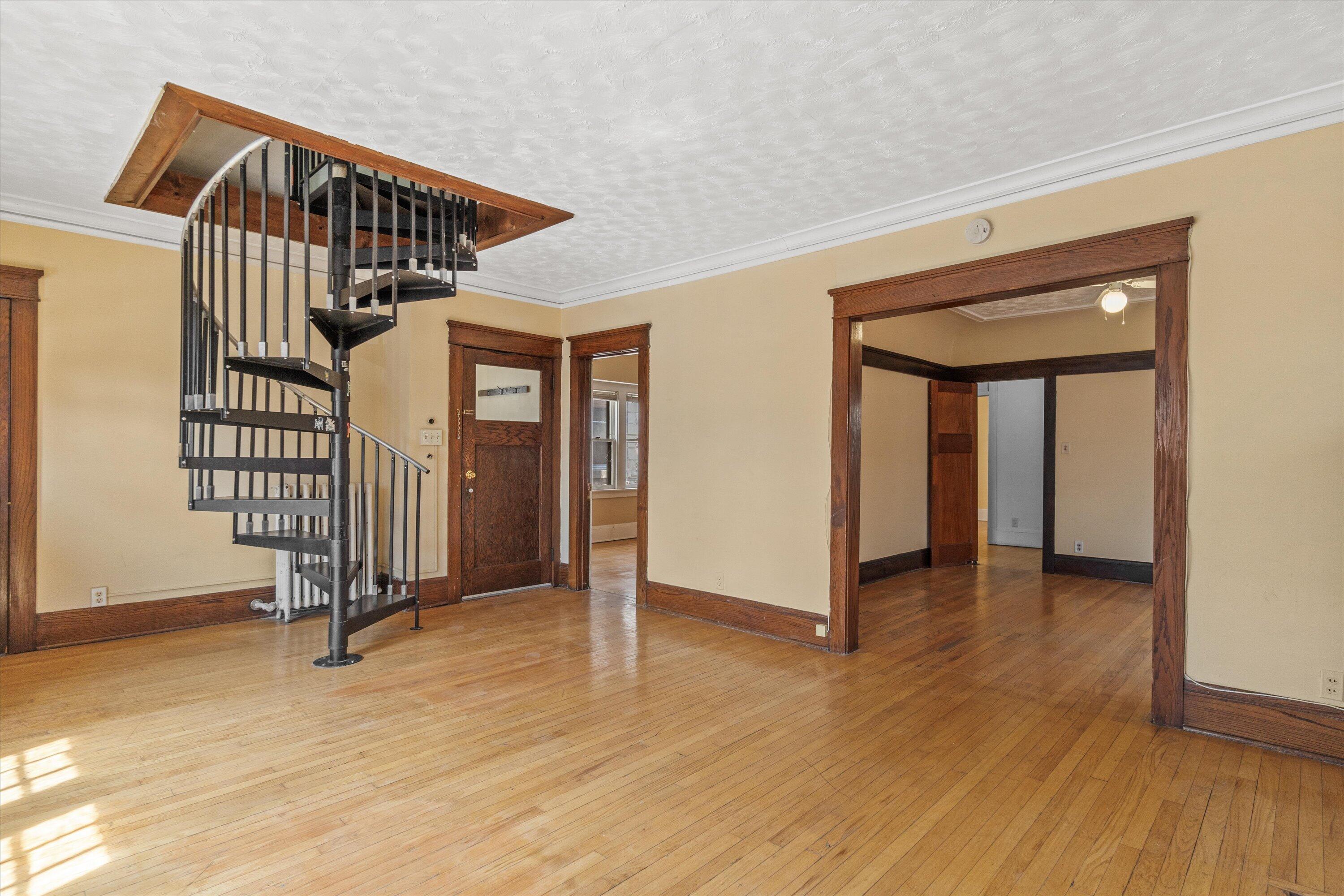 2960 N Maryland Ave Unit: 2962