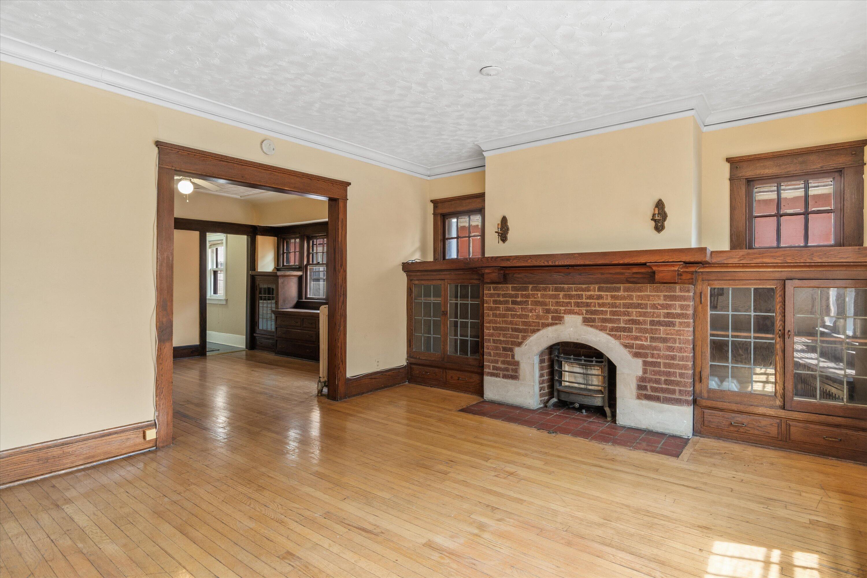 2960 N Maryland Ave Unit: 2962