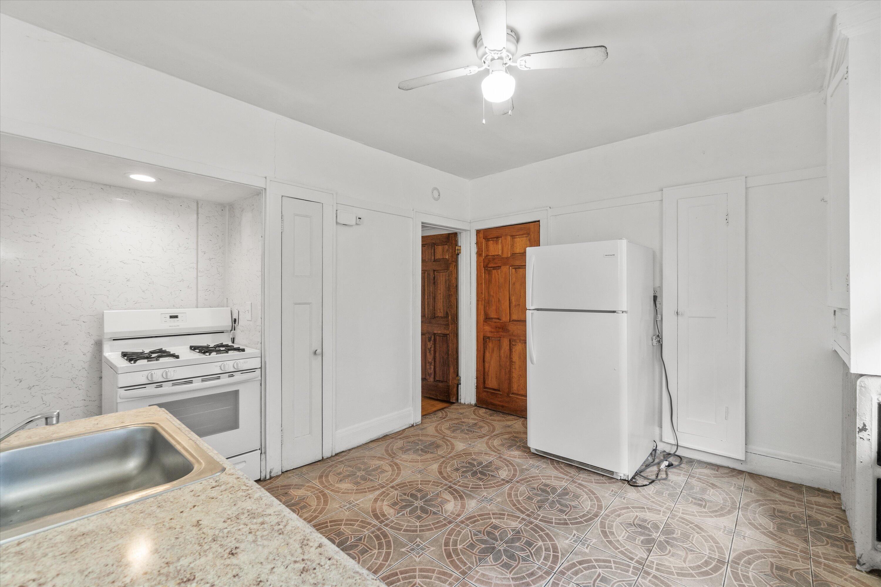 2960 N Maryland Ave Unit: 2962