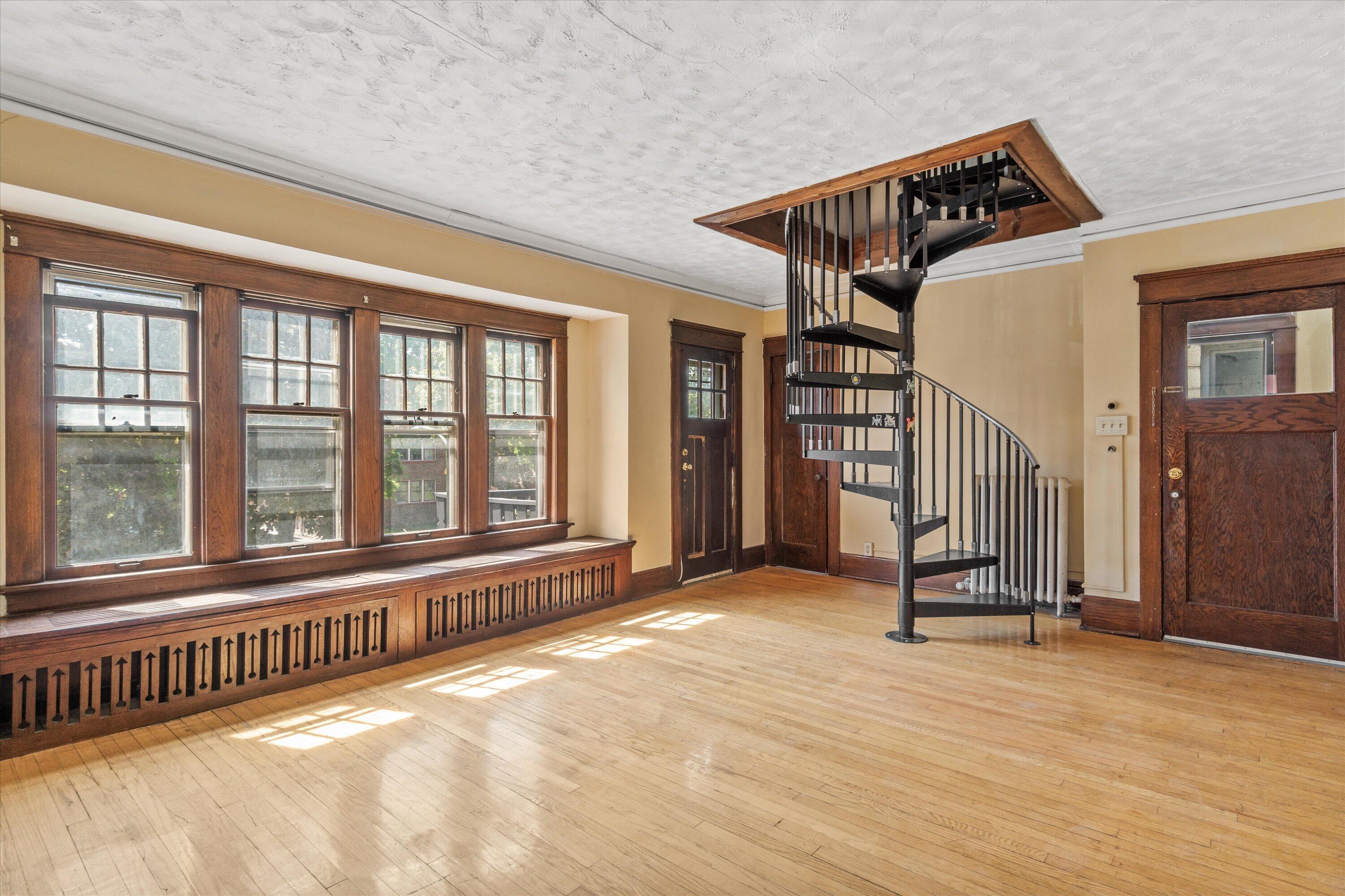 2960 N Maryland Ave Unit: 2962