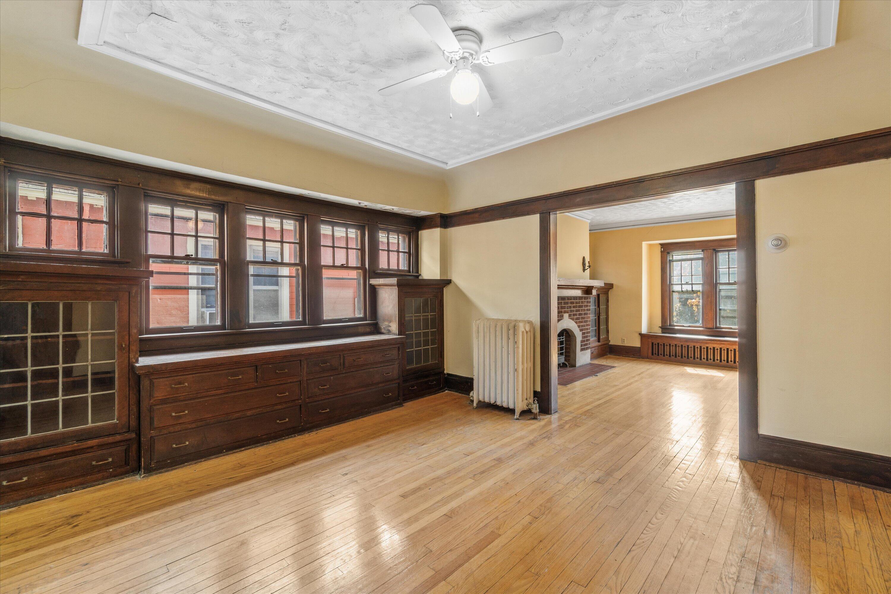 2960 N Maryland Ave Unit: 2962