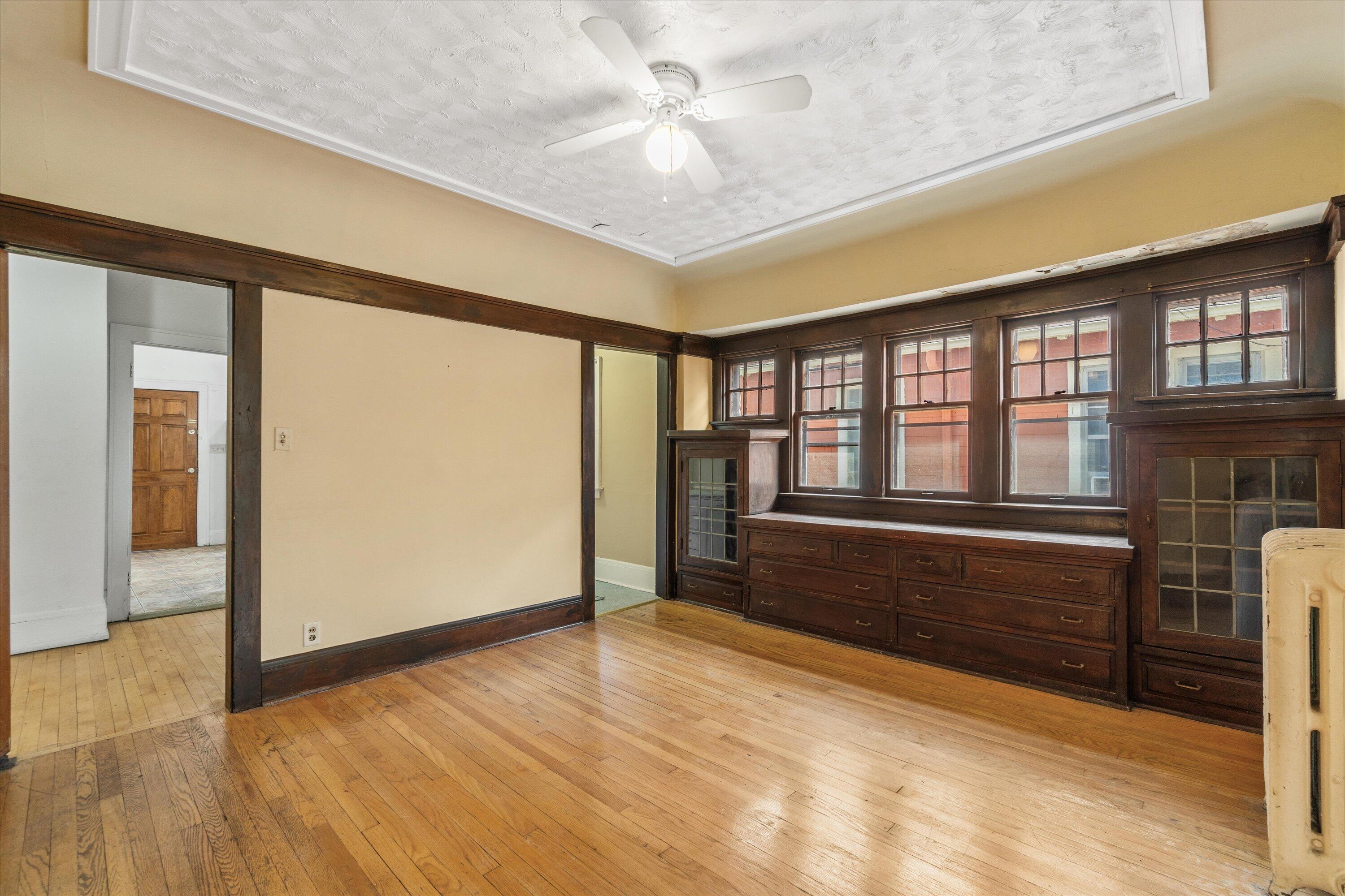 2960 N Maryland Ave Unit: 2962