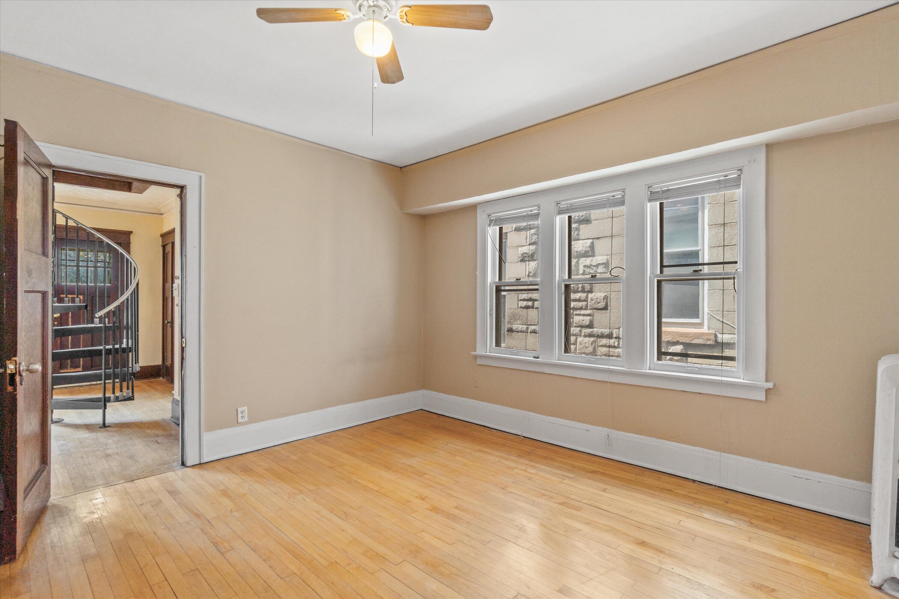 2960 N Maryland Ave Unit: 2962