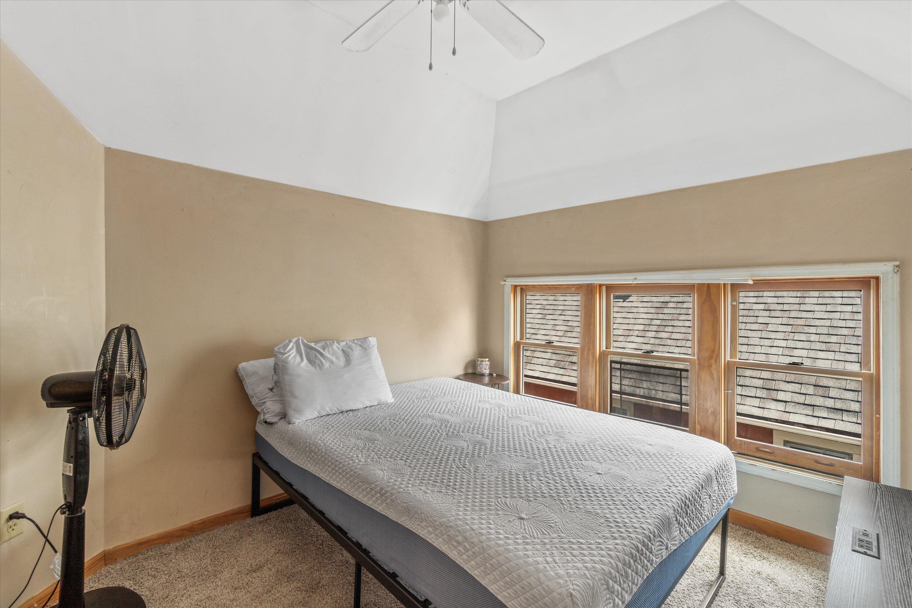 2960 N Maryland Ave Unit: 2962