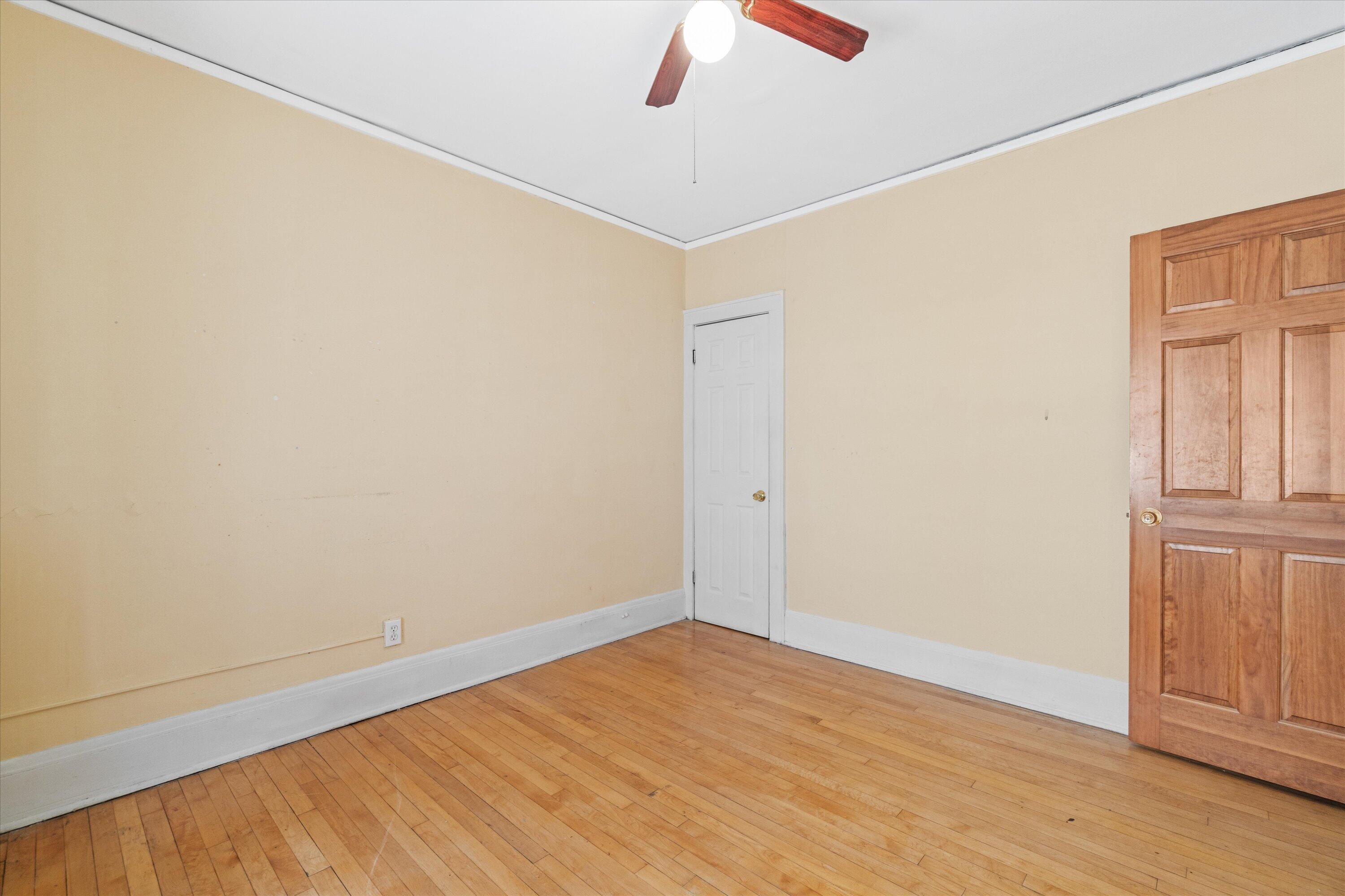 2960 N Maryland Ave Unit: 2962