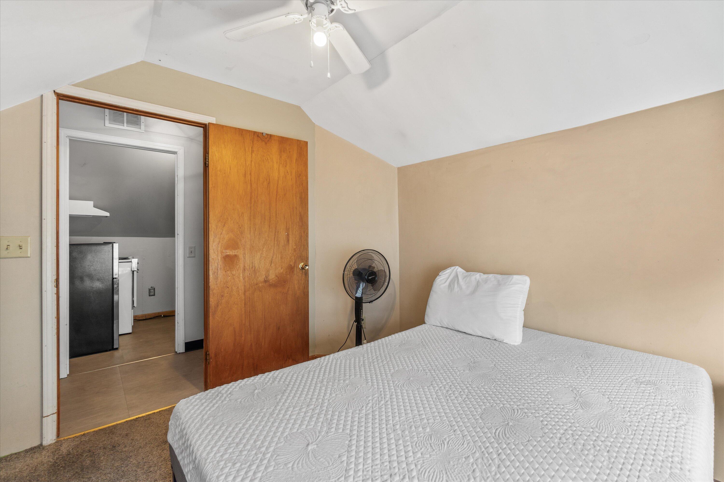2960 N Maryland Ave Unit: 2962