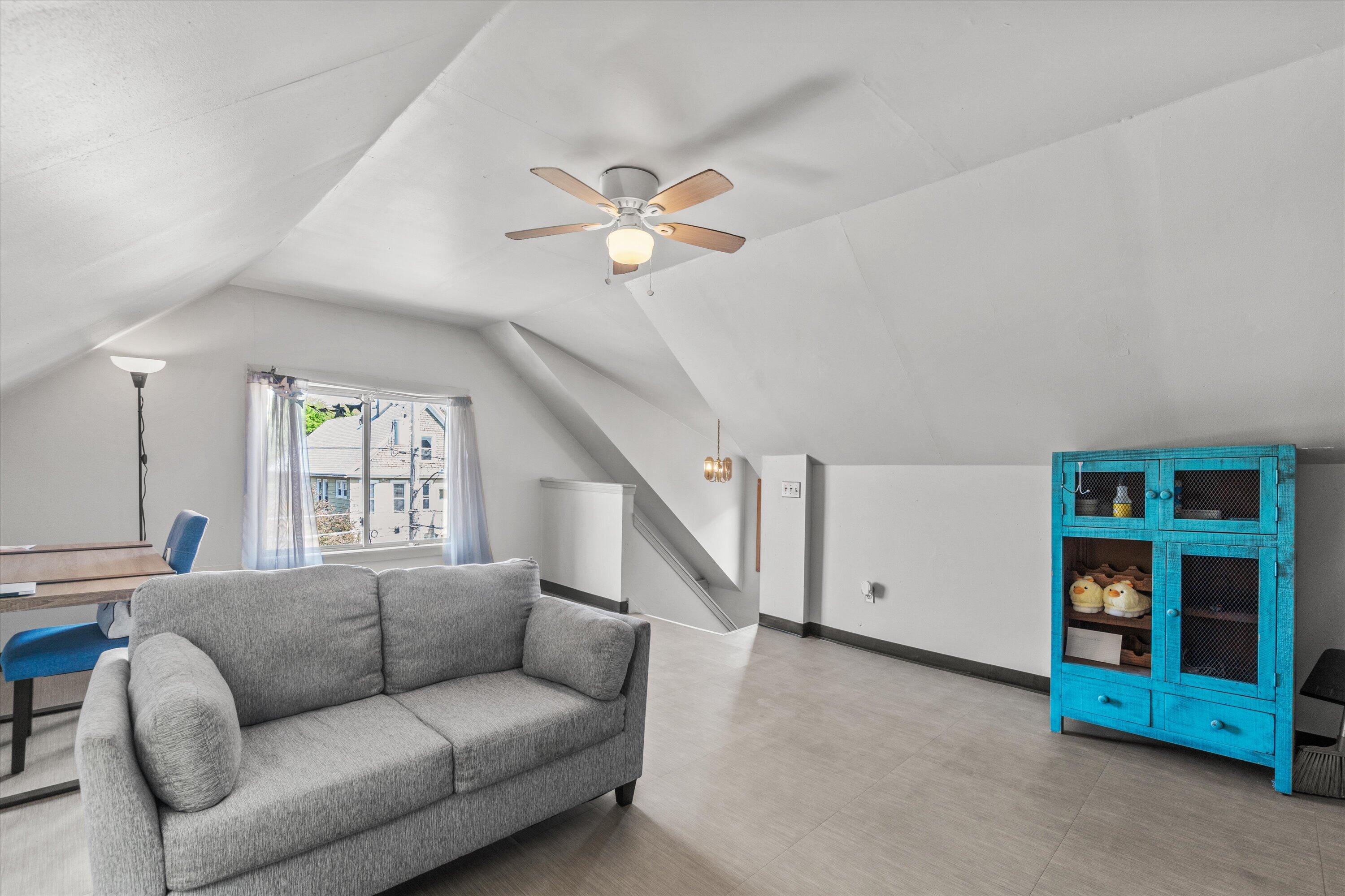 2960 N Maryland Ave Unit: 2962