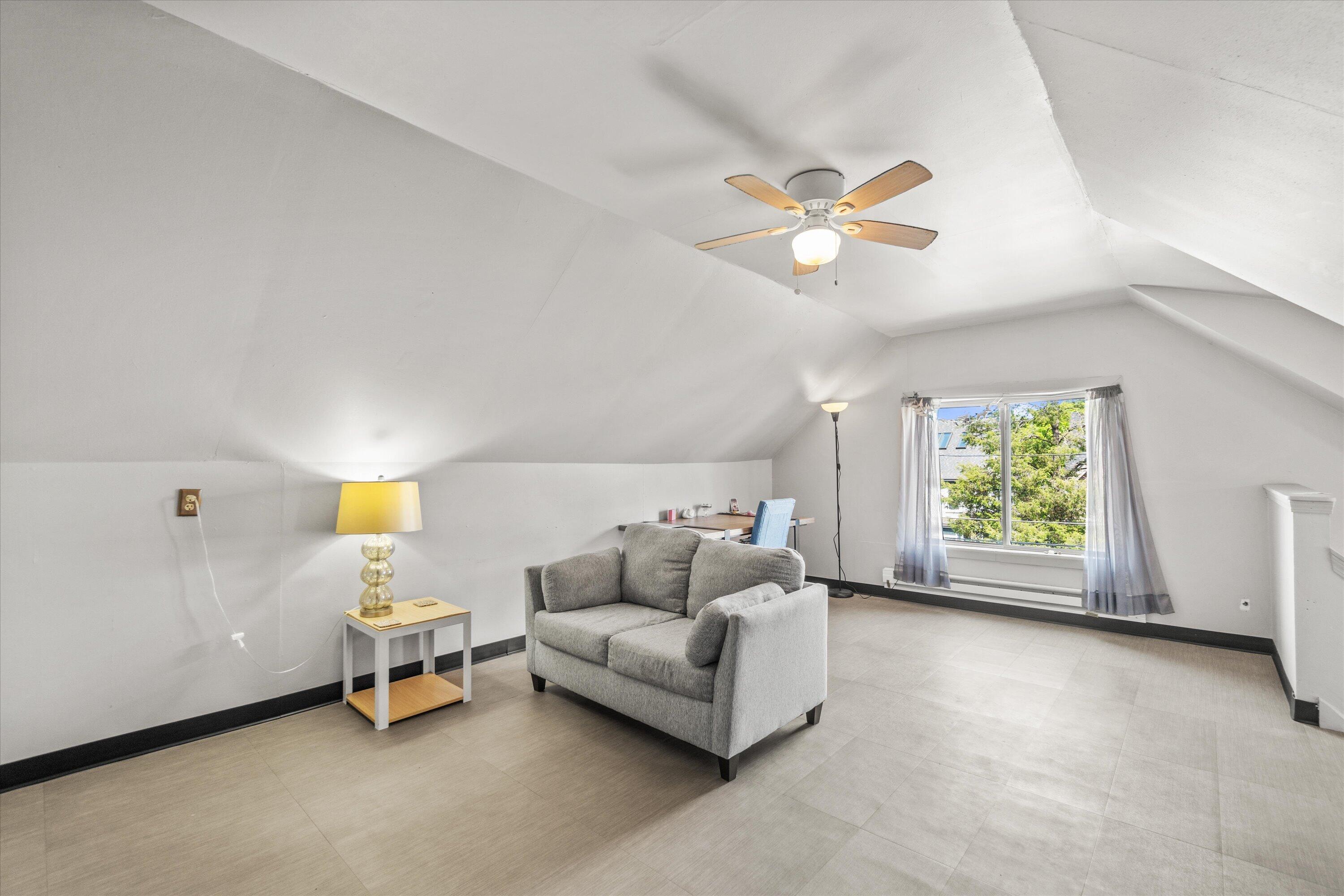 2960 N Maryland Ave Unit: 2962