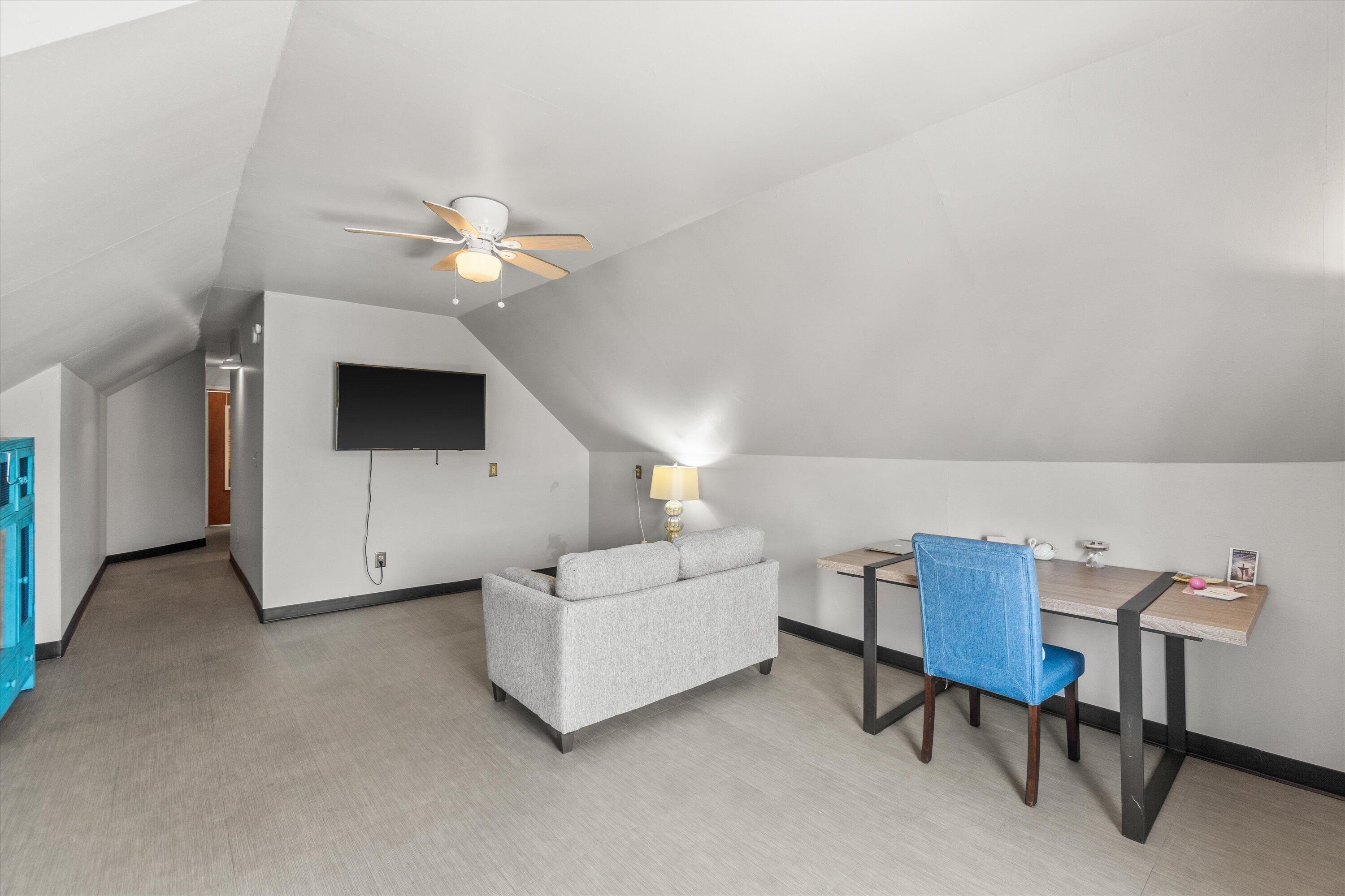 2960 N Maryland Ave Unit: 2962