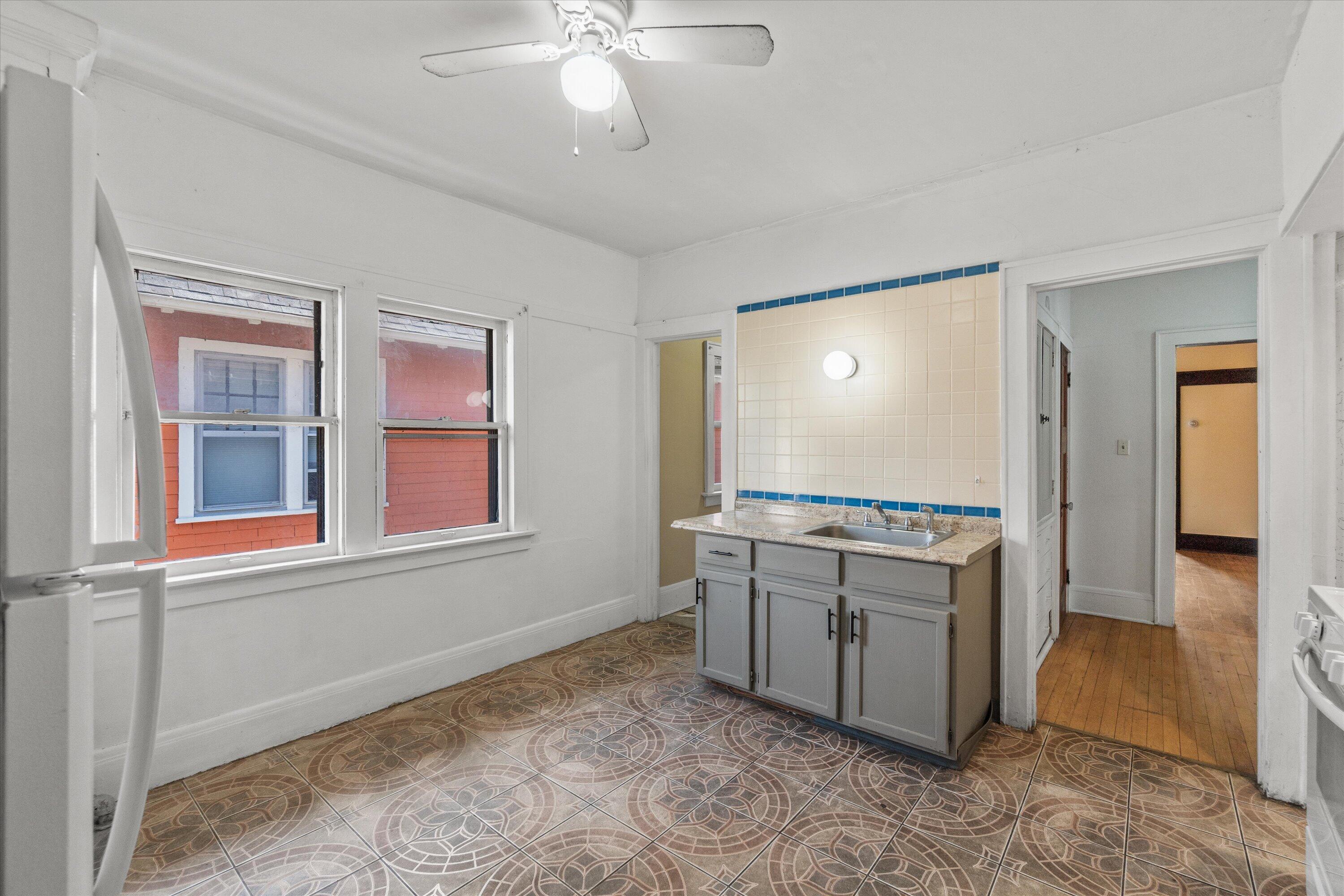 2960 N Maryland Ave Unit: 2962