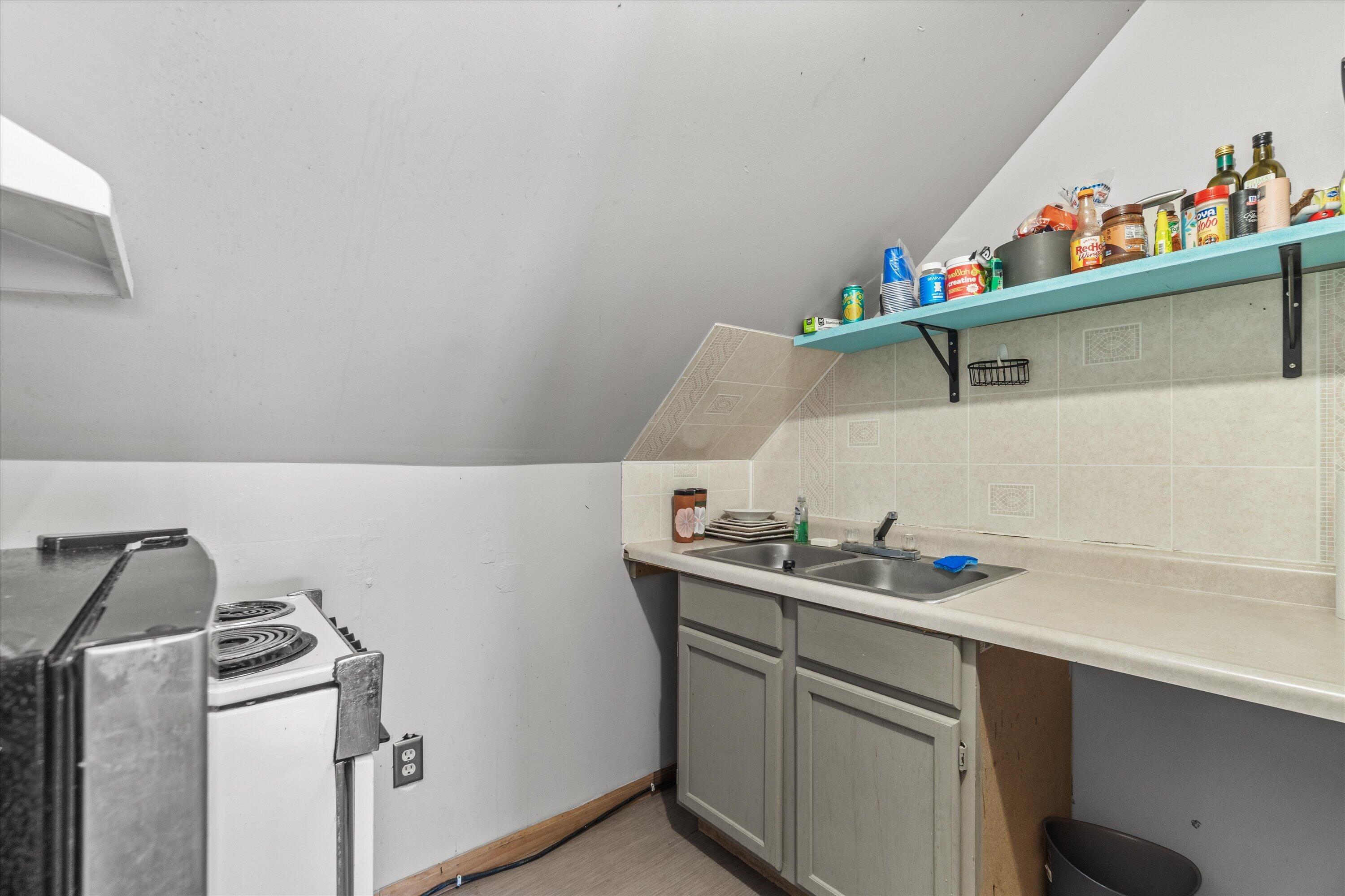 2960 N Maryland Ave Unit: 2962