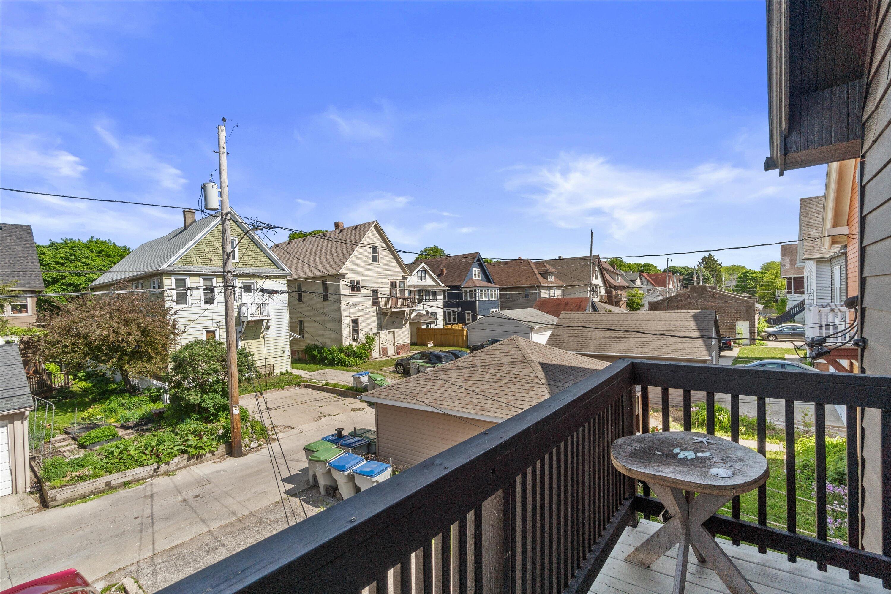 2960 N Maryland Ave Unit: 2962