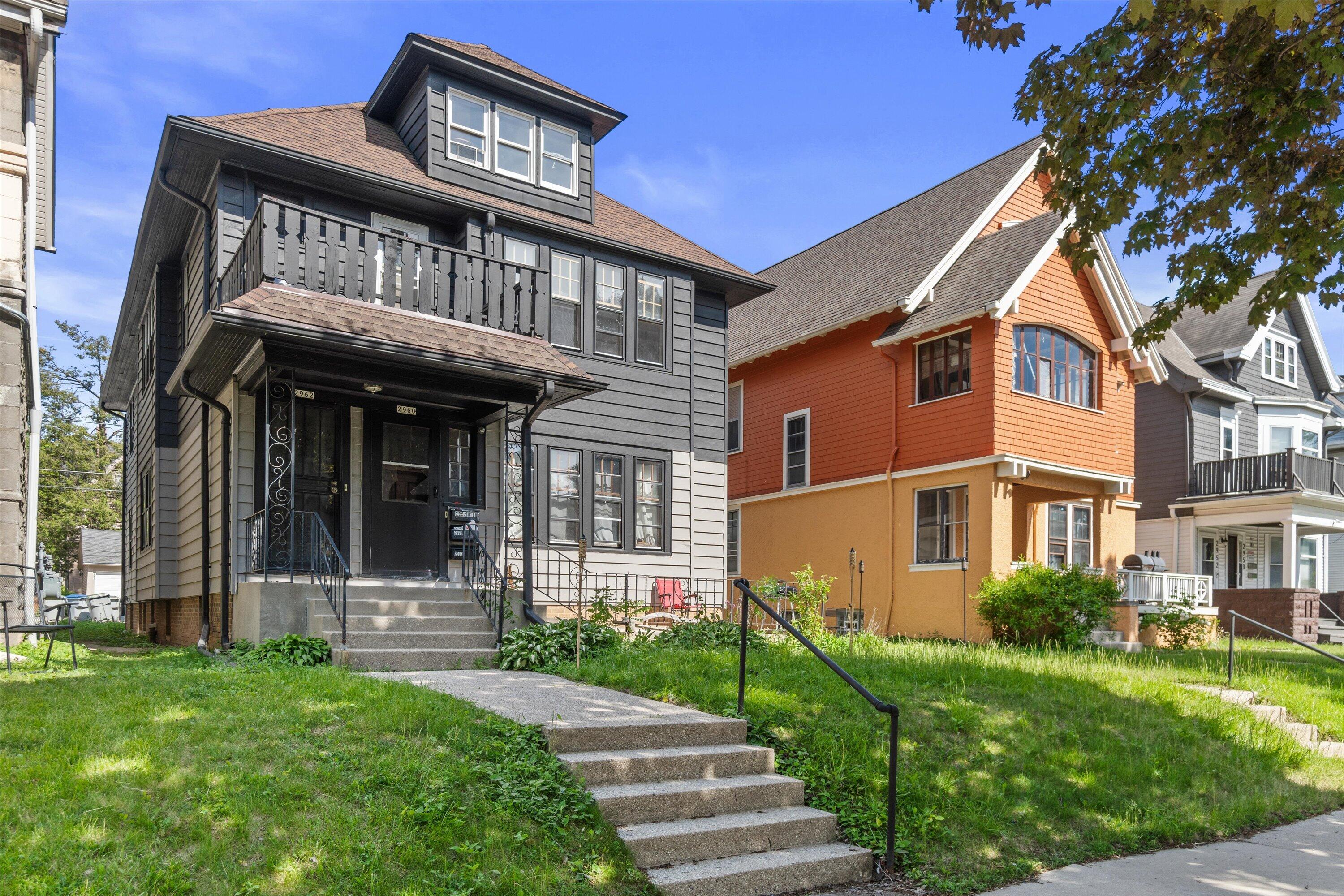2960 N Maryland Ave Unit: 2962