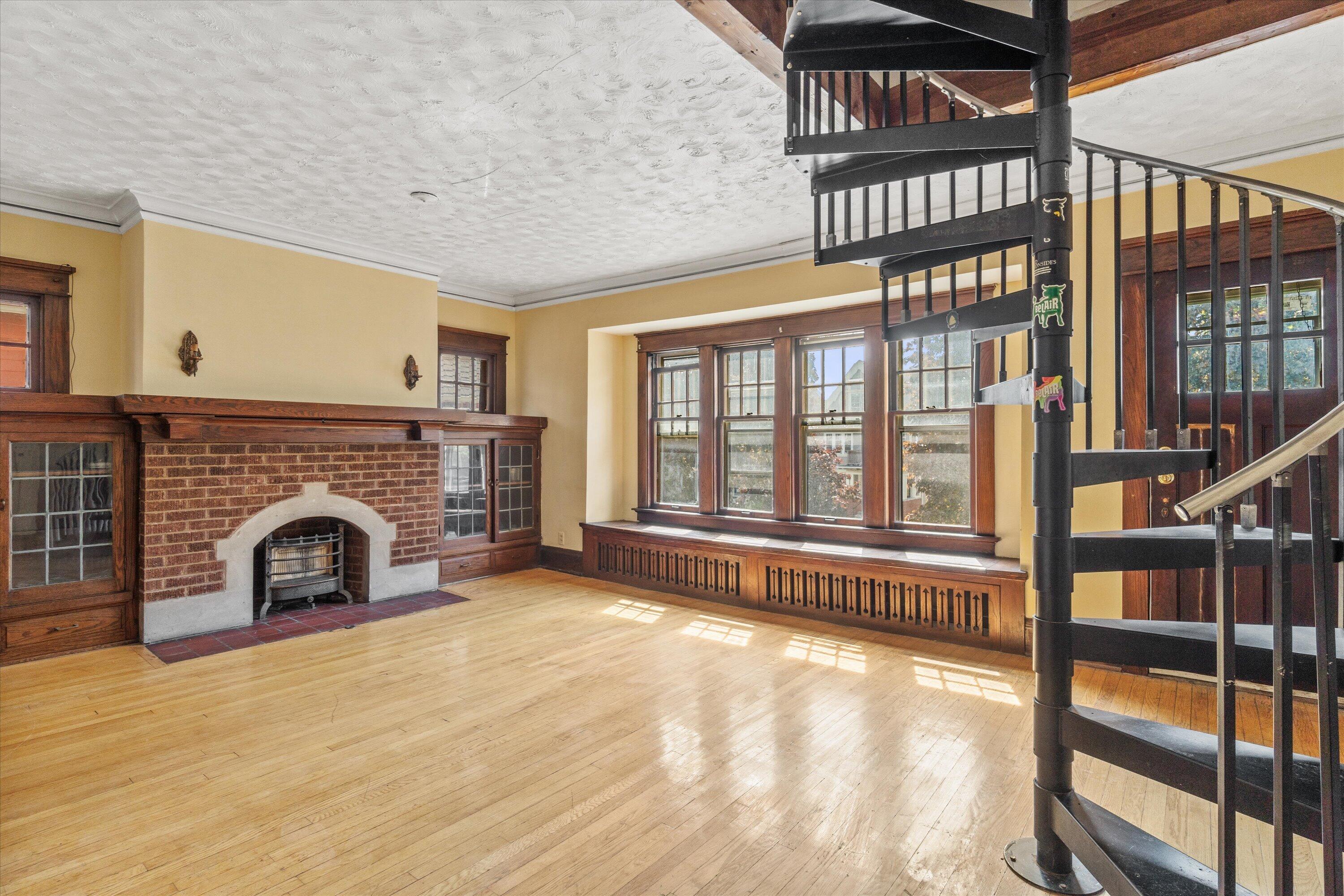 2960 N Maryland Ave Unit: 2962