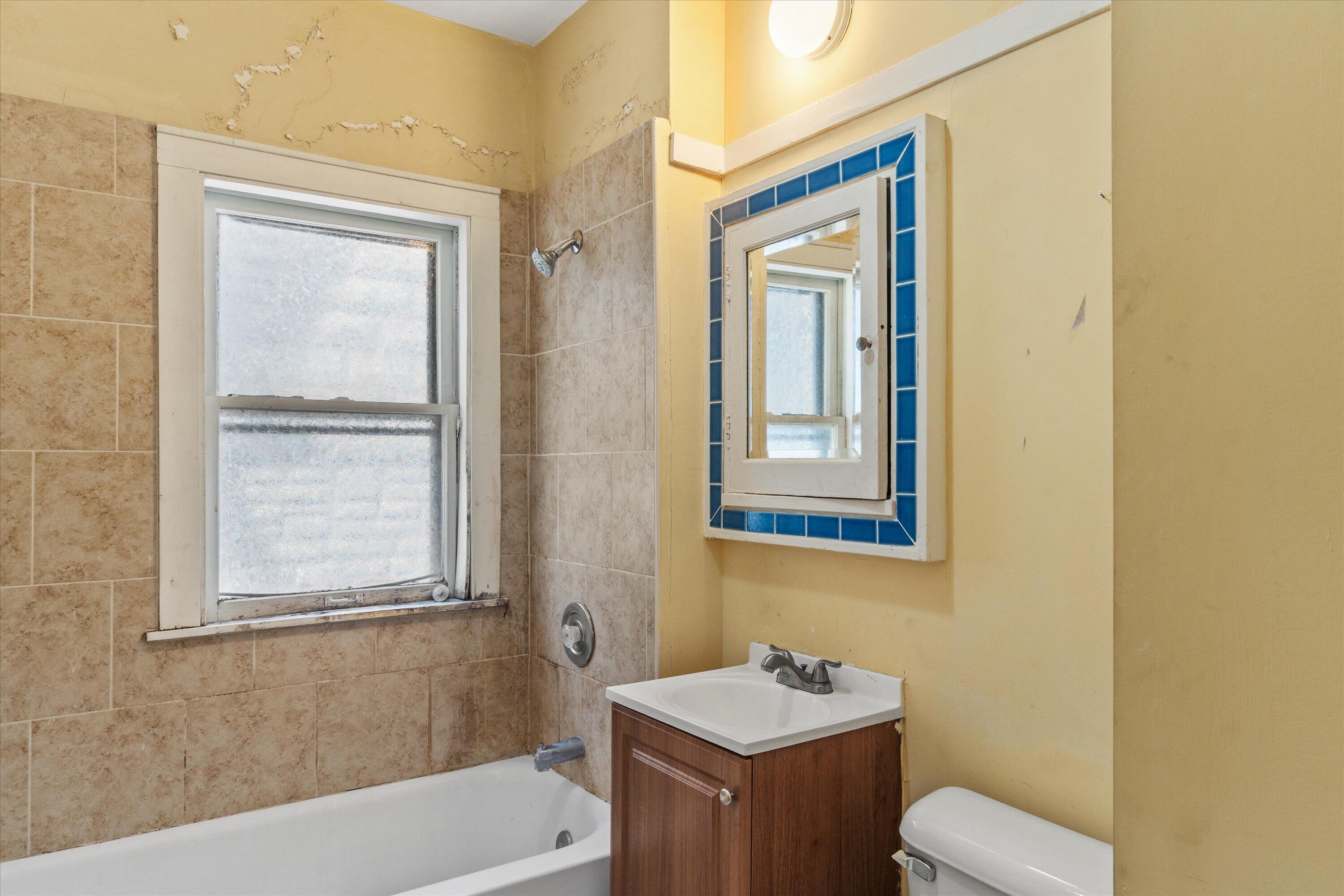 2960 N Maryland Ave Unit: 2962
