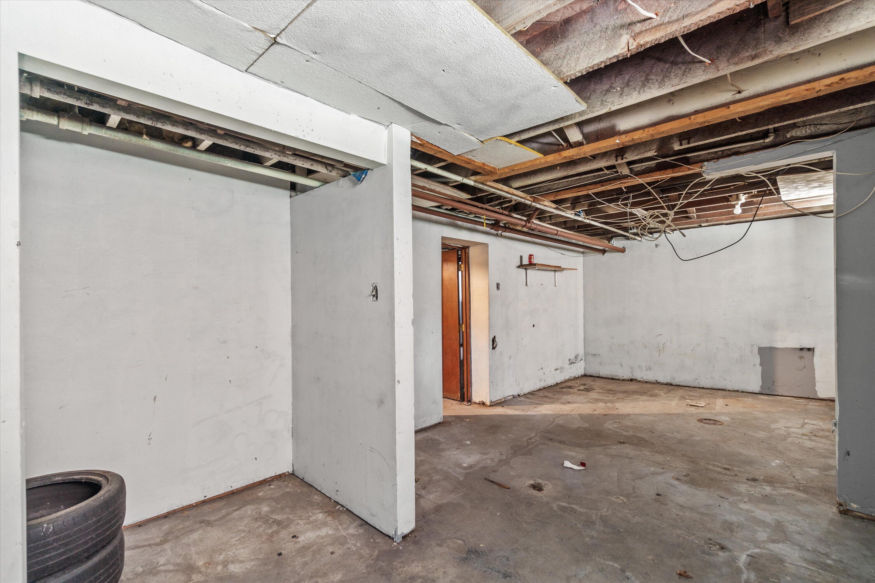 2960 N Maryland Ave Unit: 2962