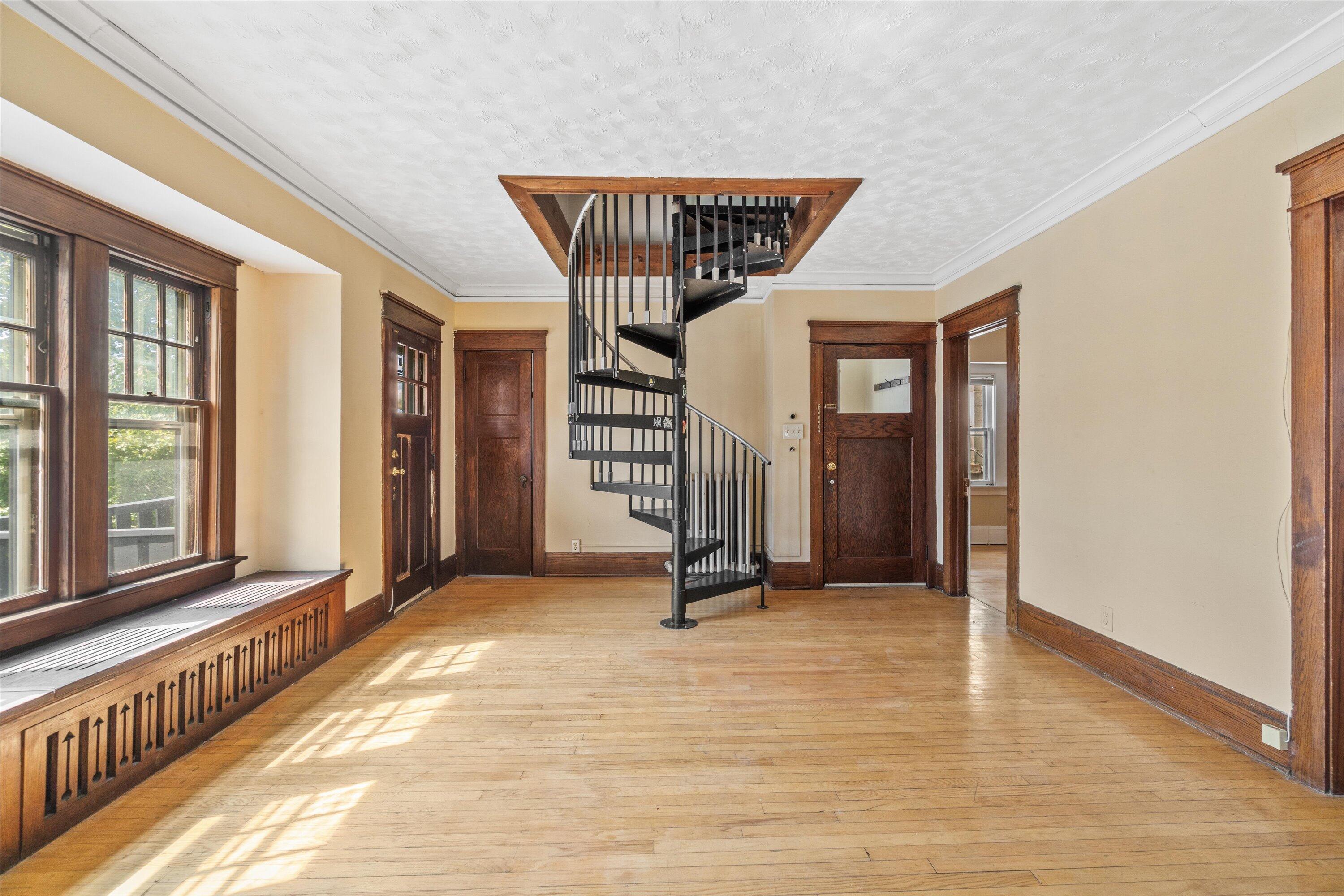 2960 N Maryland Ave Unit: 2962