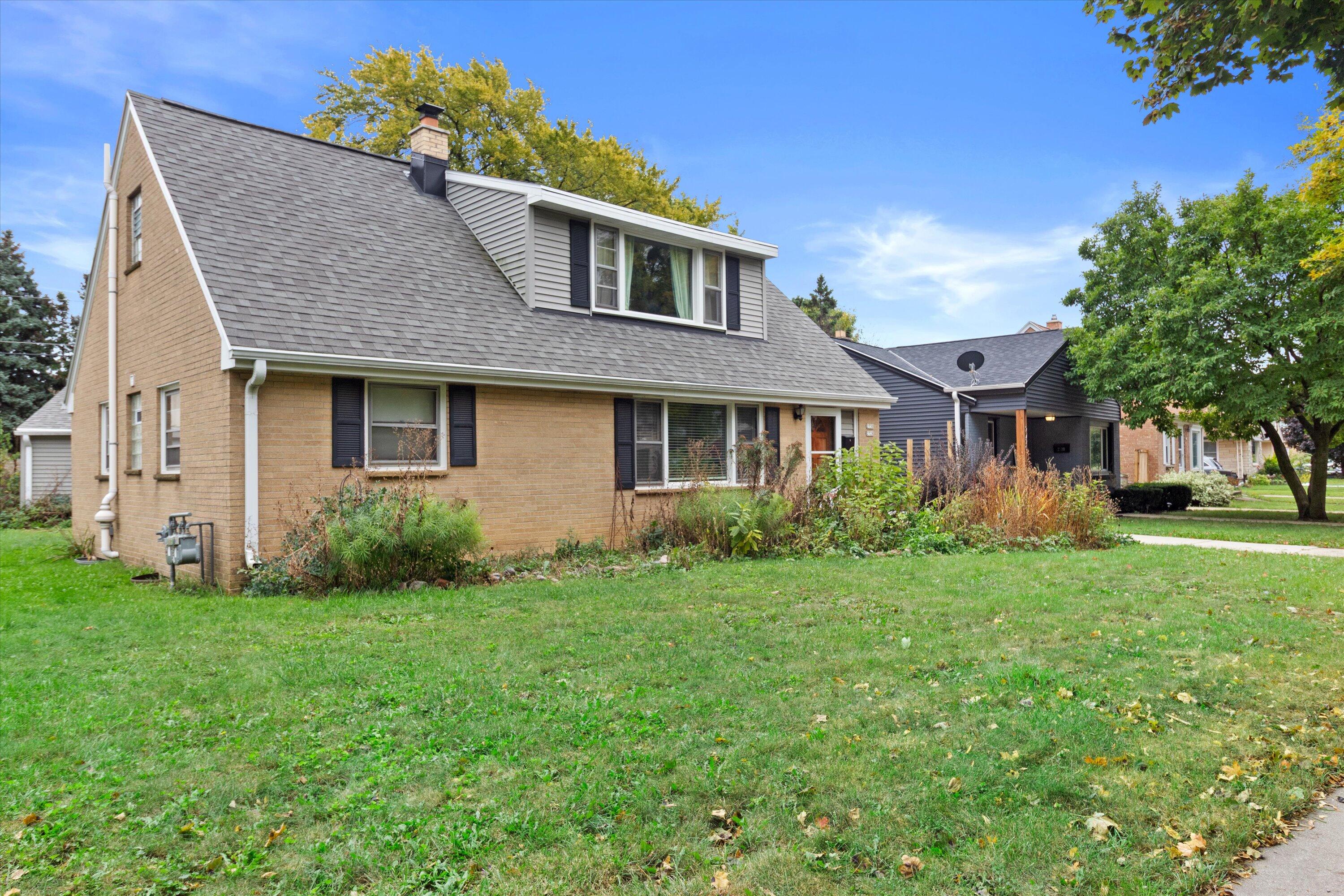 2728 N Carlton Pl Unit: 2730