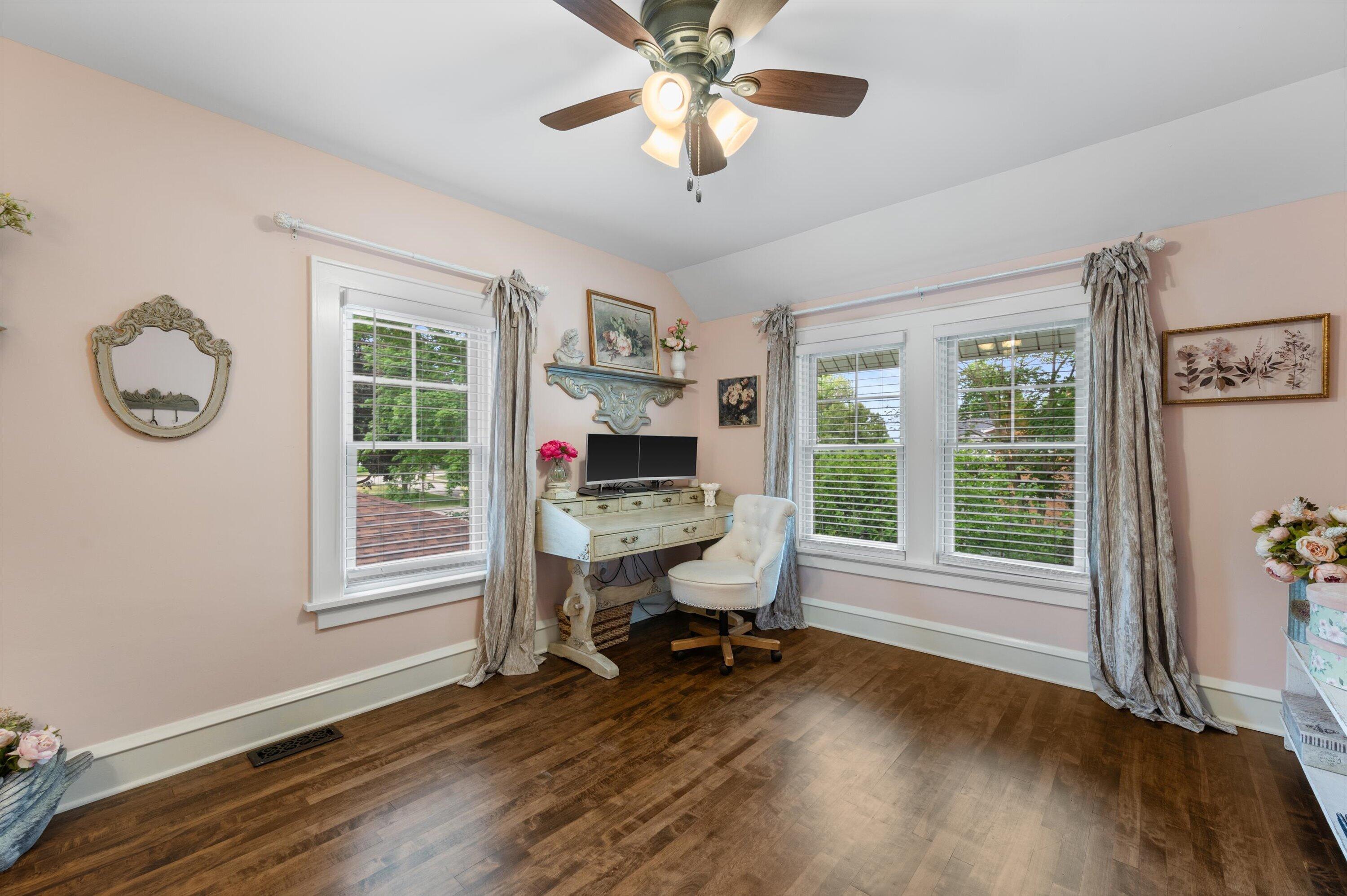 102 Woodland Ln