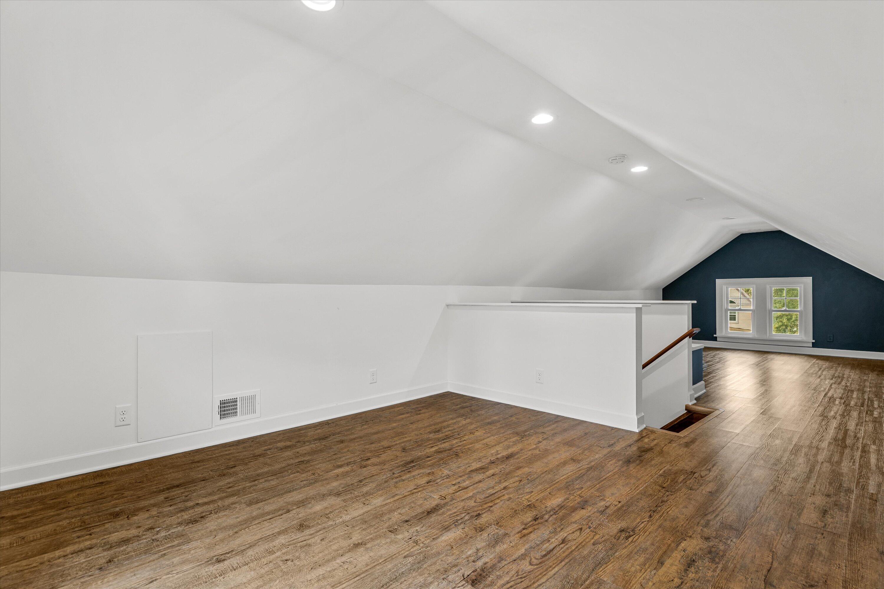 102 Woodland Ln