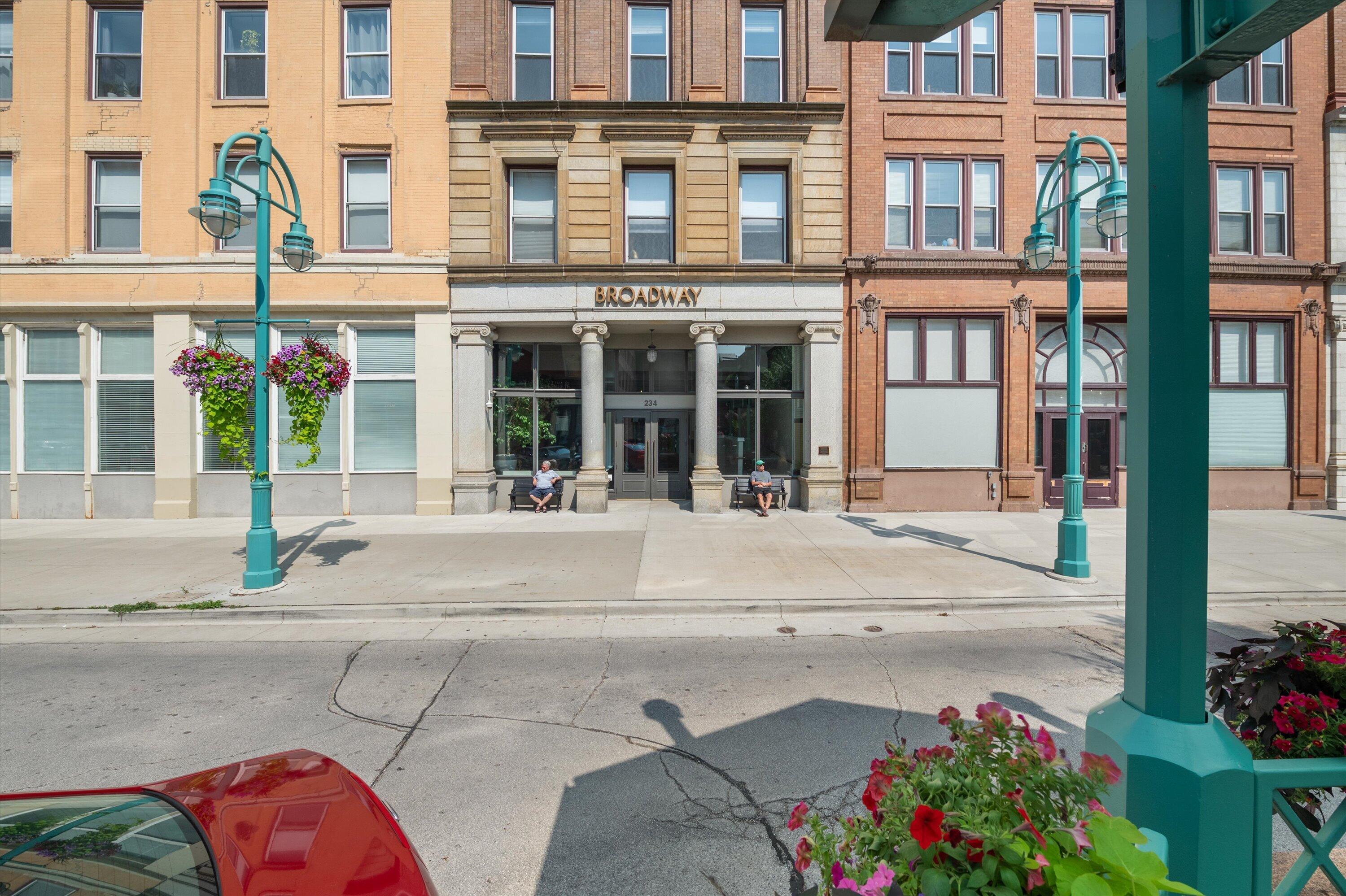 234 N Broadway -, 418