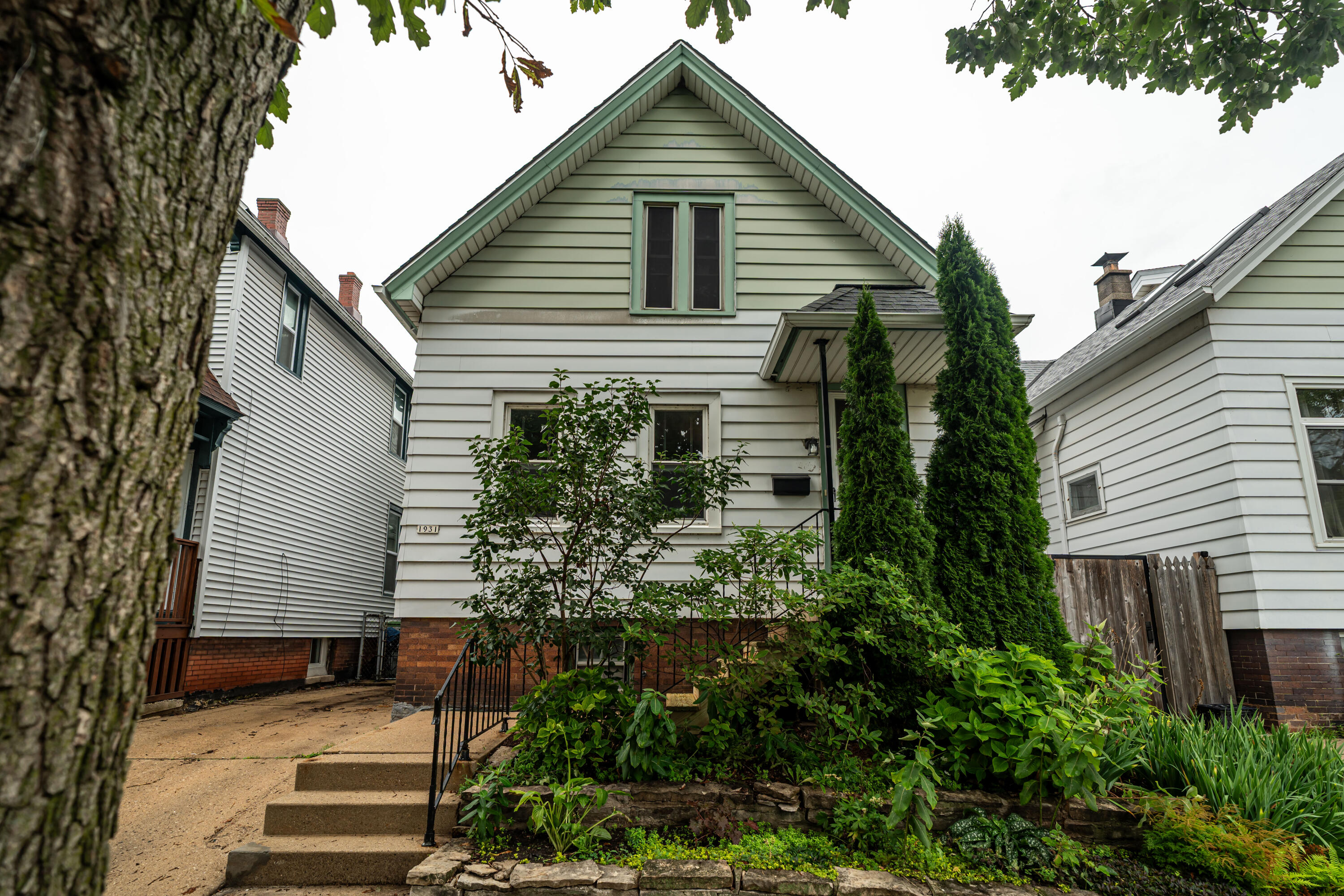 1931 N Bartlett Ave