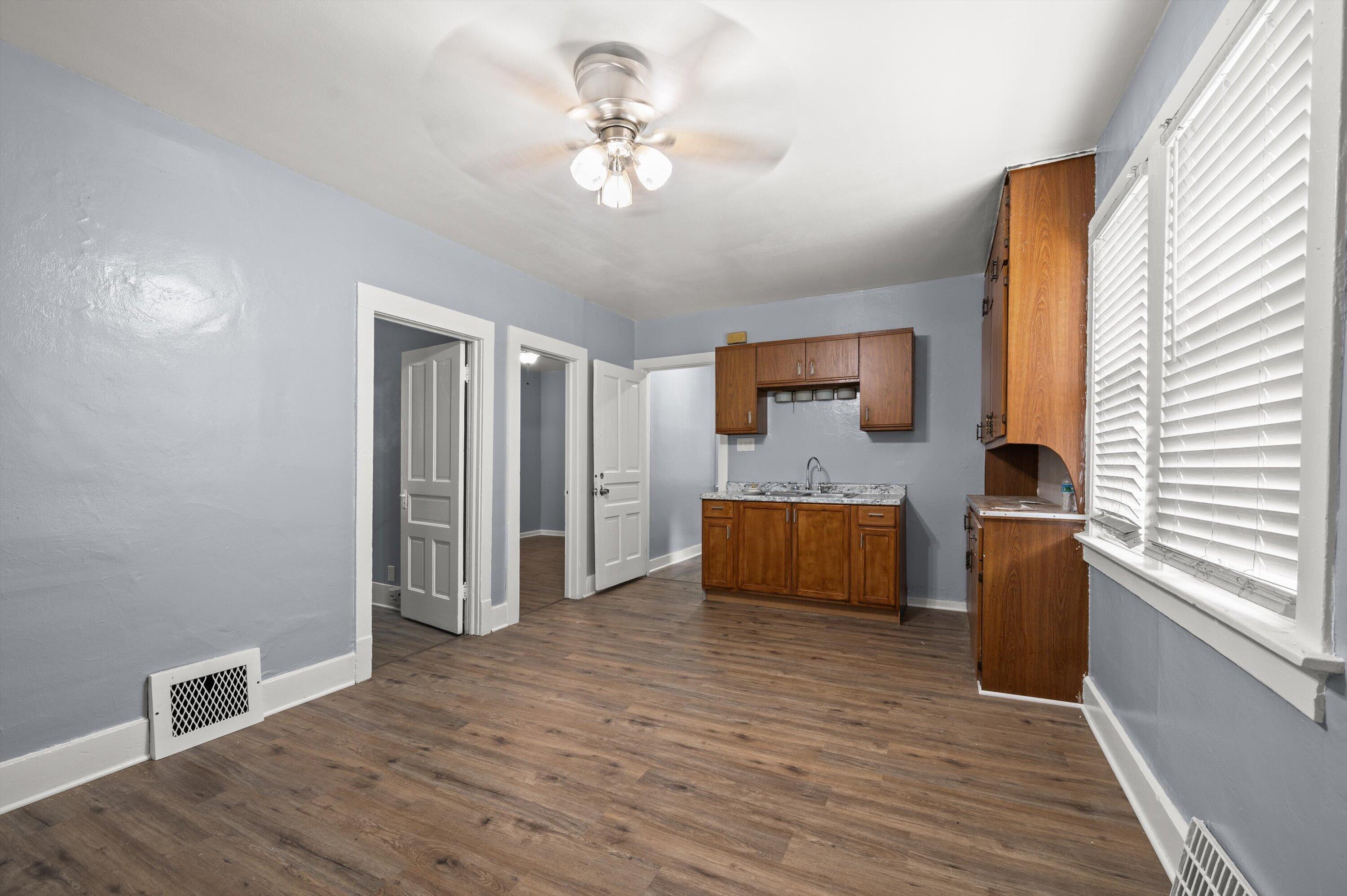 3026 W Eggert Pl